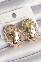 Pirinç Gold Renk İşleme Detaylı Oval Bombe Plaka Model Kadın Küpe - TJ-BKP10235
