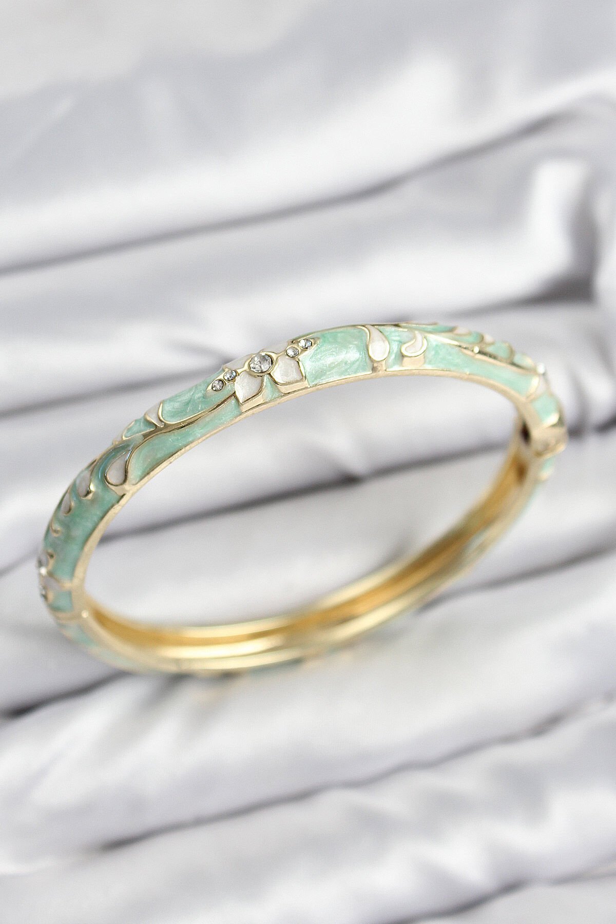 Mineli Pirinç Zirkon Taşlı Su Yeşili Çiçek Motifli Gold Kadın Kelepçe - TJ-BB7627