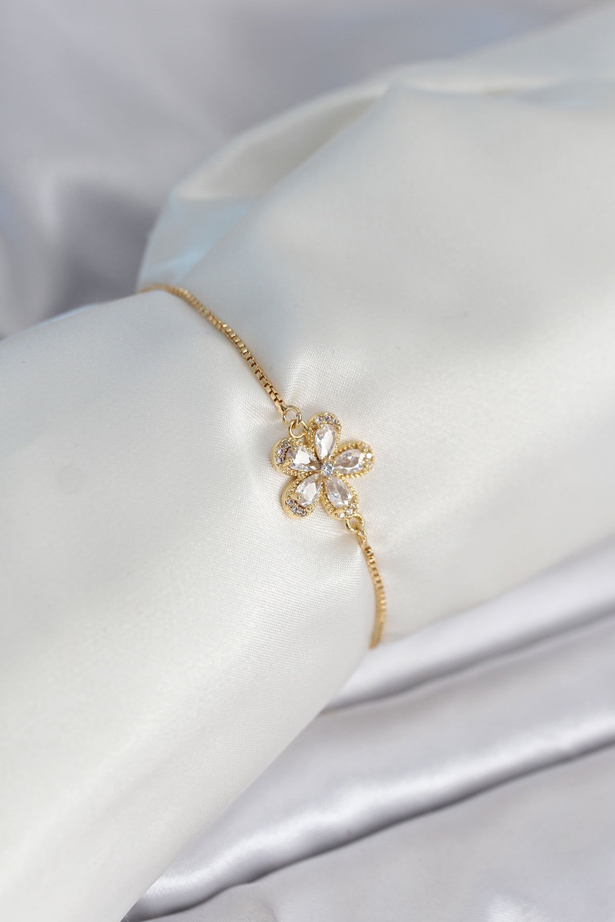 Çiçek Model Asansörlü Gold Renk Kadın Bileklik - TJ-BB8011