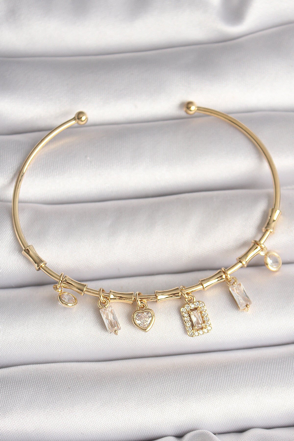 Pirinç Gold Renk Sallantı Zirkon Taşlı Kare Figür Kalp Detay Charm Kadın Bileklik - TJ-BB6895