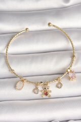 Pirinç Gold Renk Sallantı Zirkon Taşlı Ayıcık Figür Kırmızı Kalp Detay Charm Kadın Bileklik - TJ-BB6896