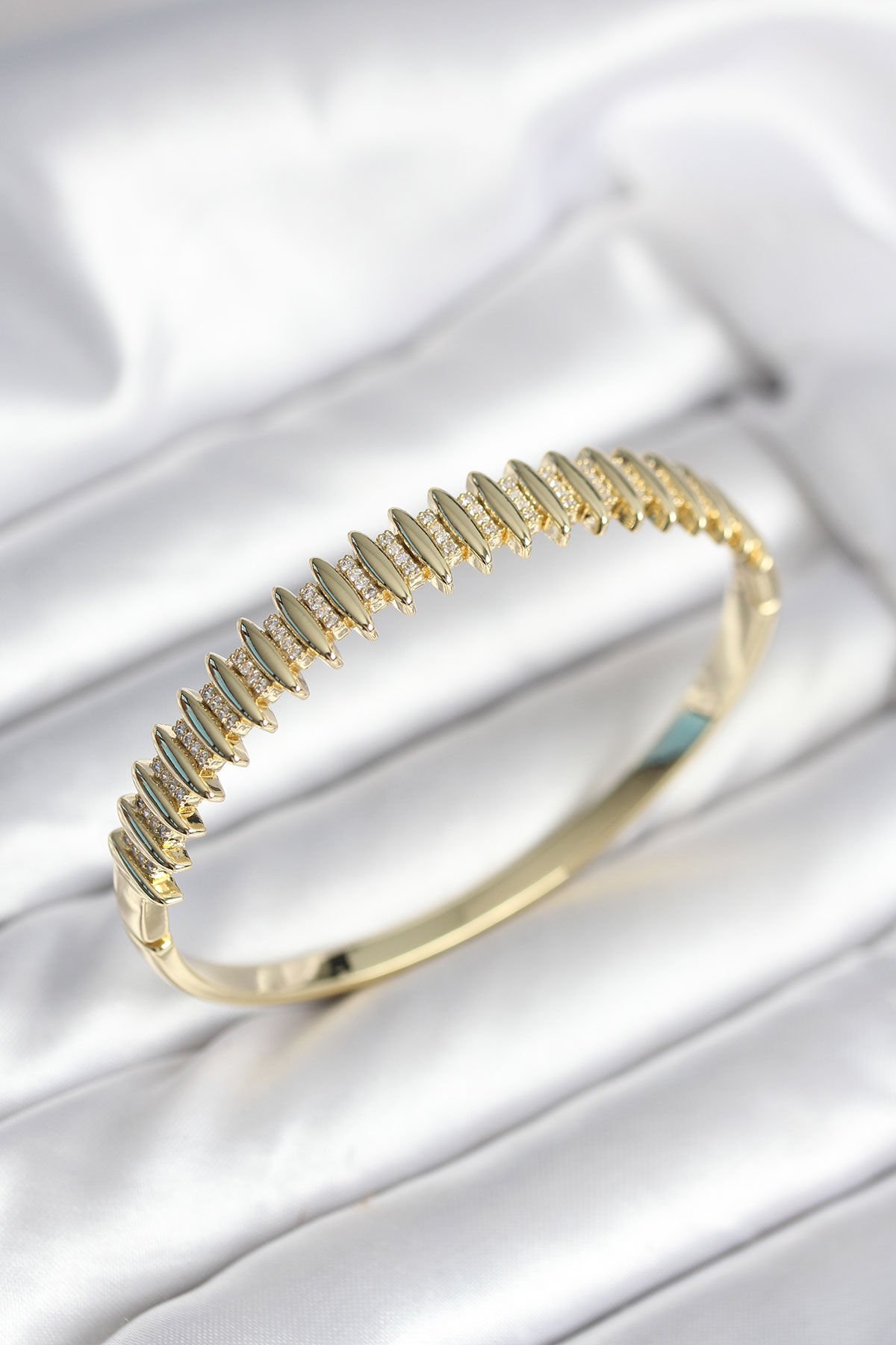 Gold Renk Zirkon Taşlı Pirinç Kadın Kelepçe - TJ-BB8021