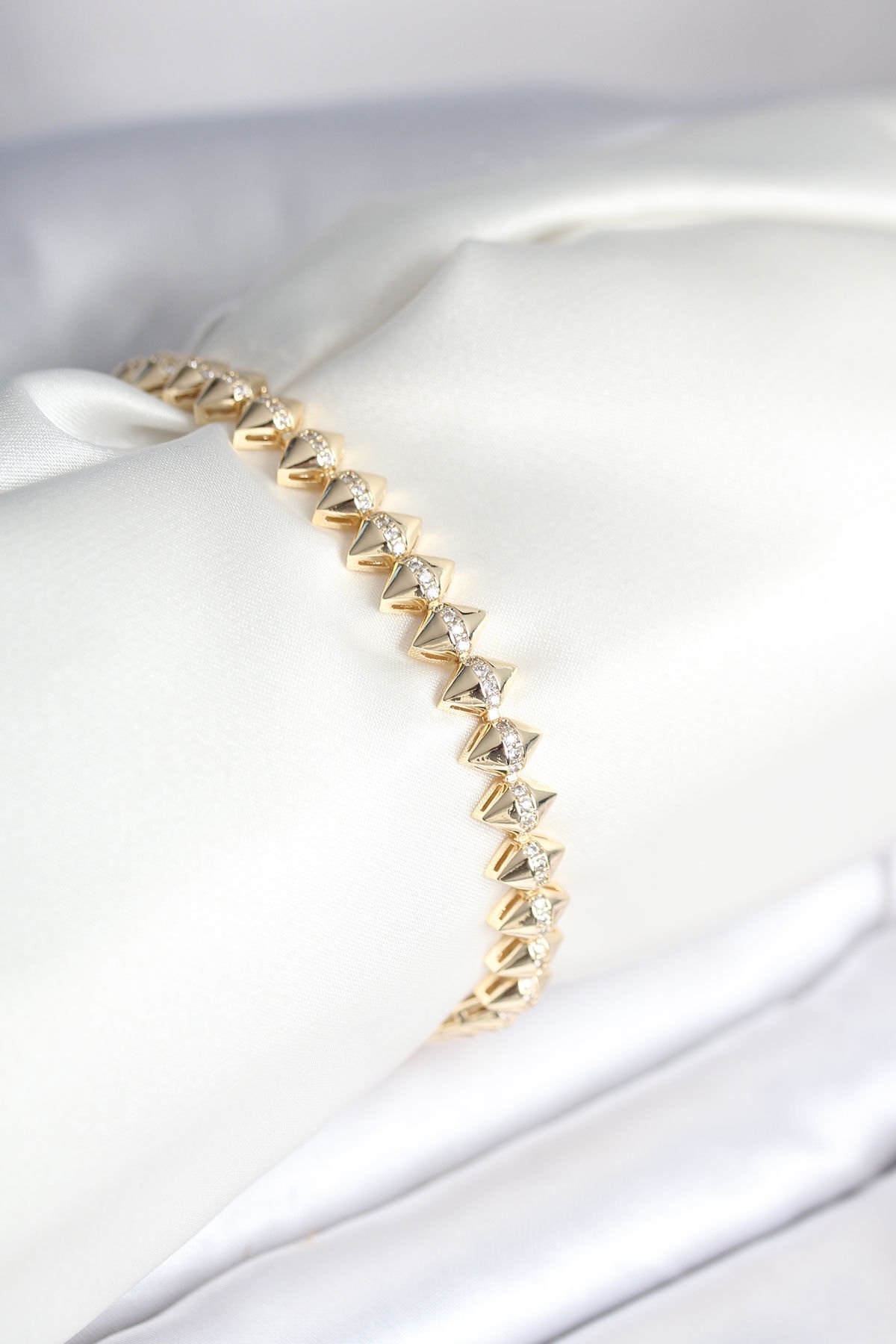 Pirinç Gold Renk Zirkon Taşlı Baklava Model Kadın Bileklik - TJ-BB8024