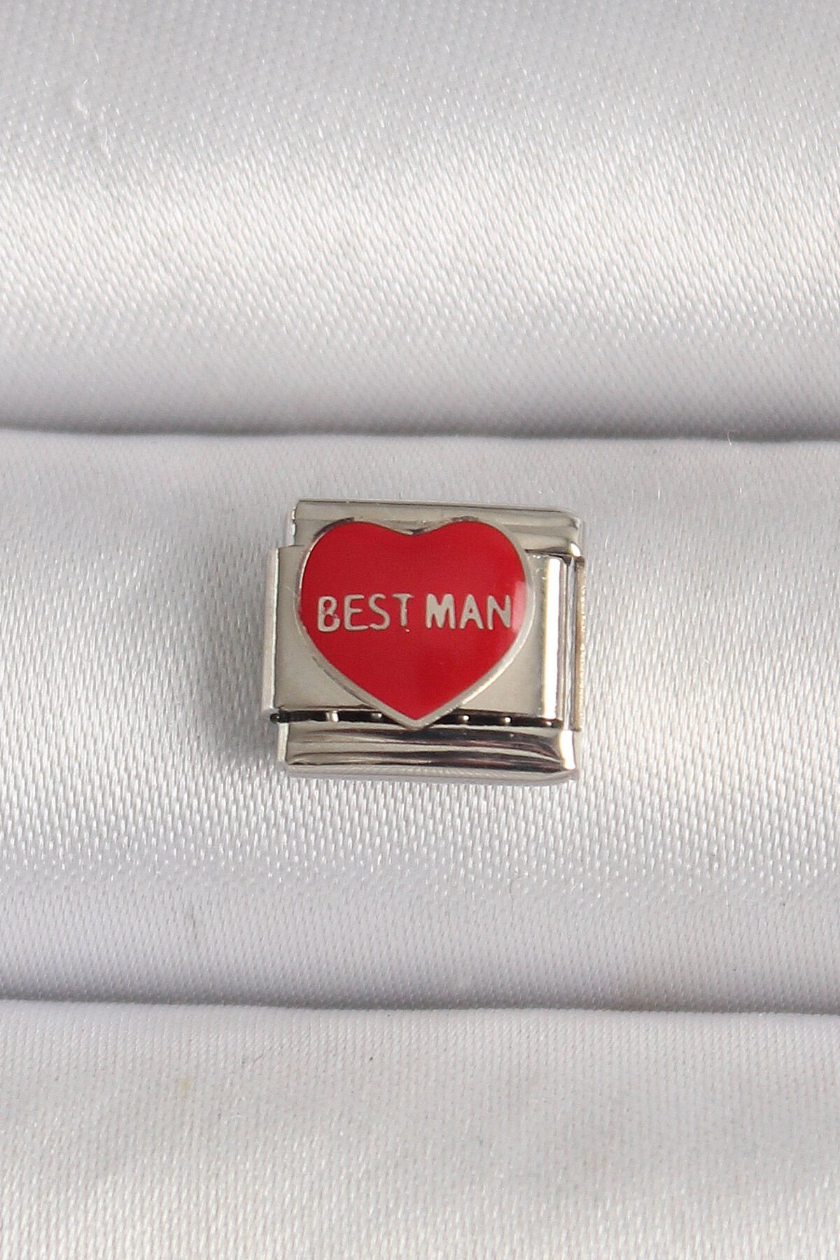 316L Çelik Gümüş Renk 'Best Man' Yazılı Kırmızı Kalp İşlemeli Nomination Charm - TJ-BC1208