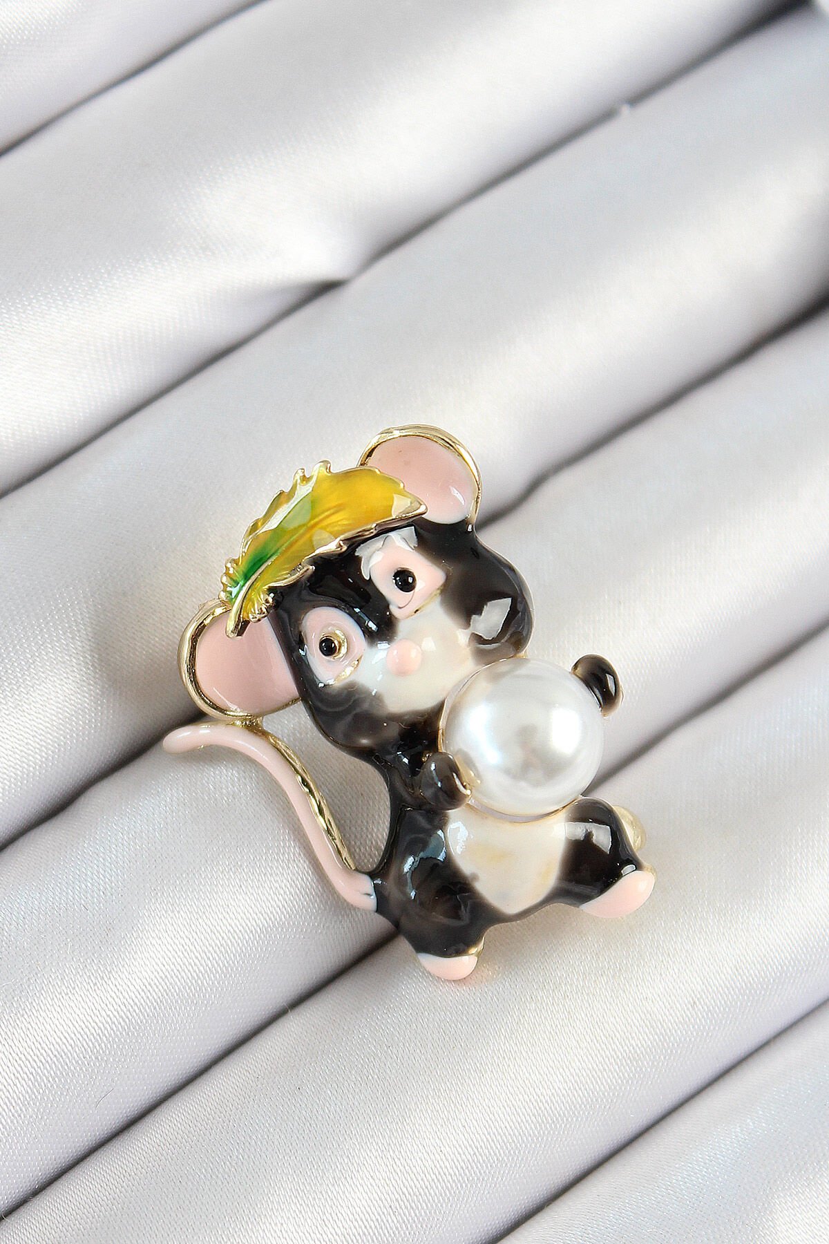İnci Detaylı Siyah Ve Pembe 3D Sevimli Fare Figürlü Gold Renk Kadın Broş - TJ-BR437