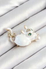 Zirkon Taşlı İnci Detaylı Beyaz 3D Kedi Figürlü Gold Renk Kadın Broş - TJ-BR440