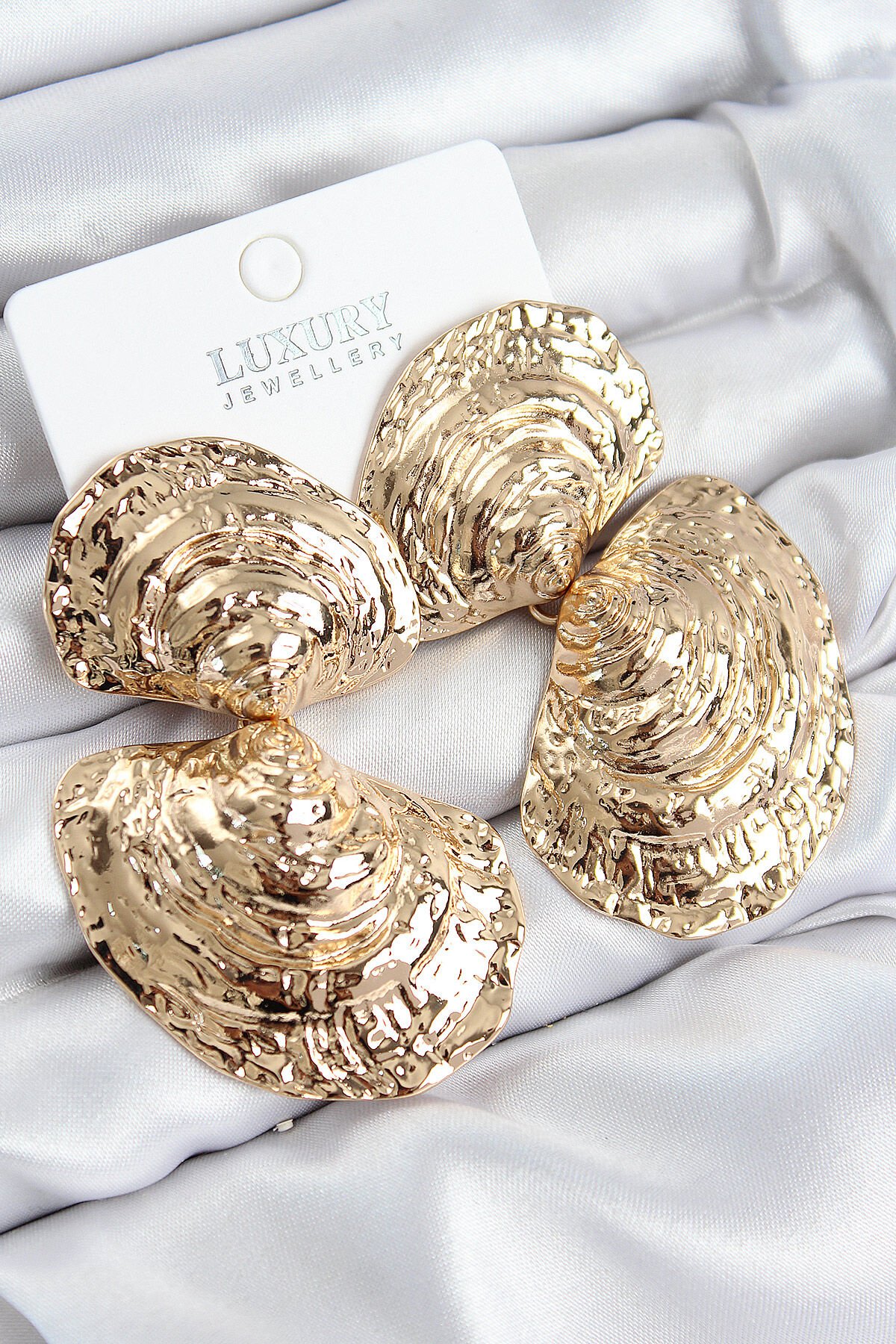 Pirinç Sallantılı Deniz Kabuğu Model Gold Renk Kadın Küpe - TJ-BKP11024