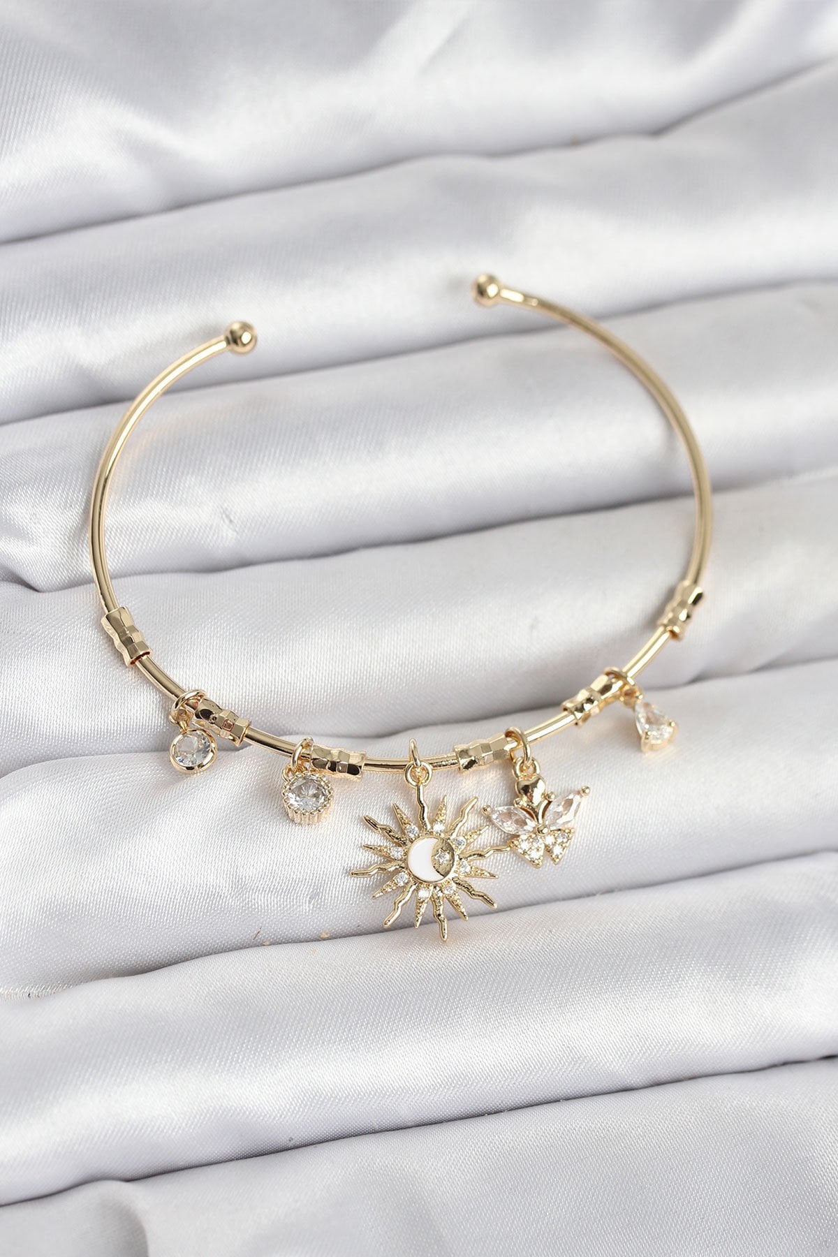 Güneş Charmlı Gold Renk Pirinç Kadın Bileklik - TJ-BB8041