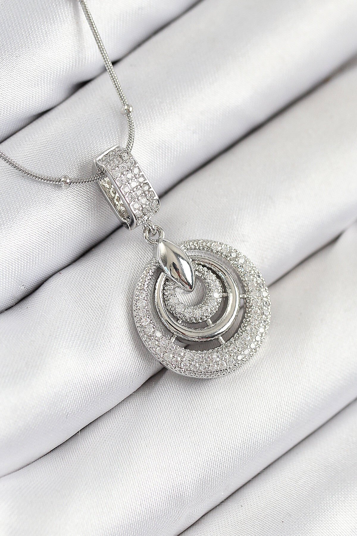 316L Çelik Zirkon Taşlı Çember Model Gümüş Renk Kadın Kolye - TJ-BKO10541