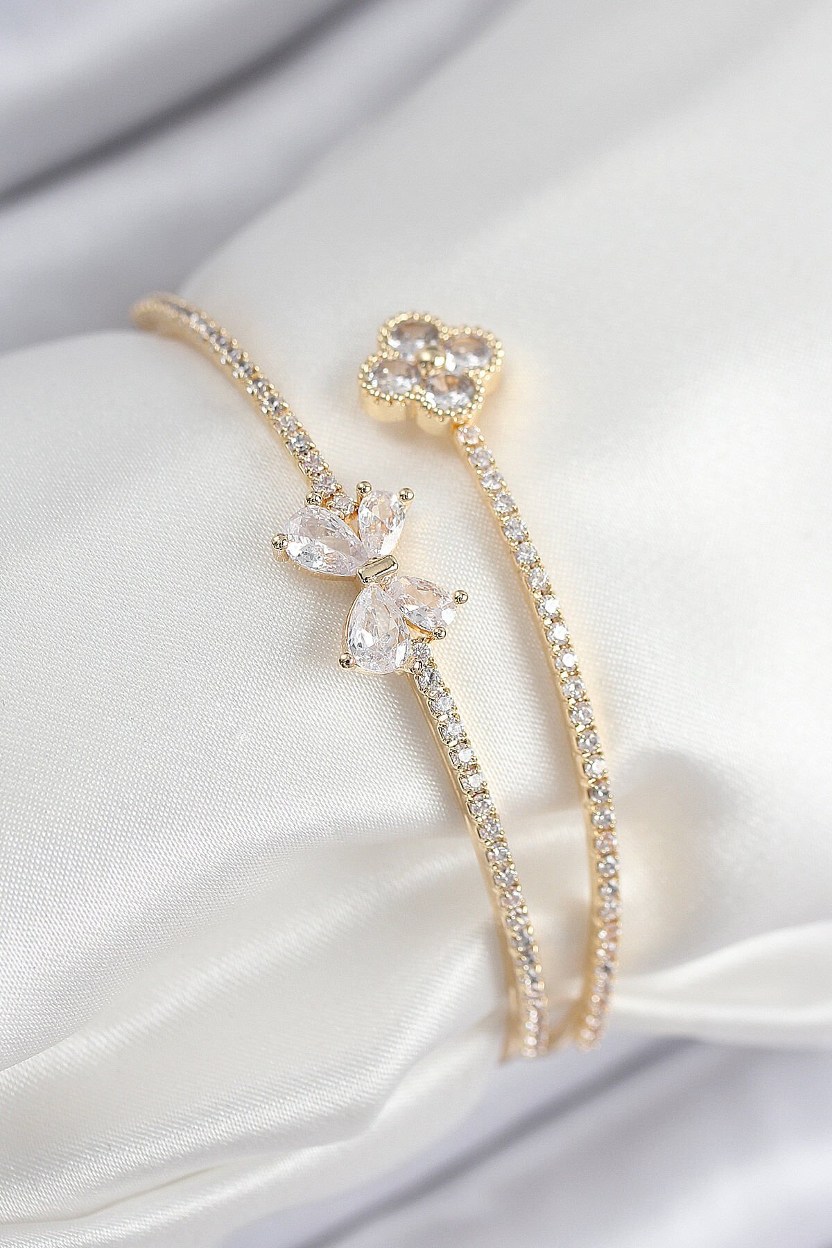 Pirinç Zirkon Taşlı Fiyonk Ve Yonca Model Gold Renk Kadın Bileklik - TJ-BB7851