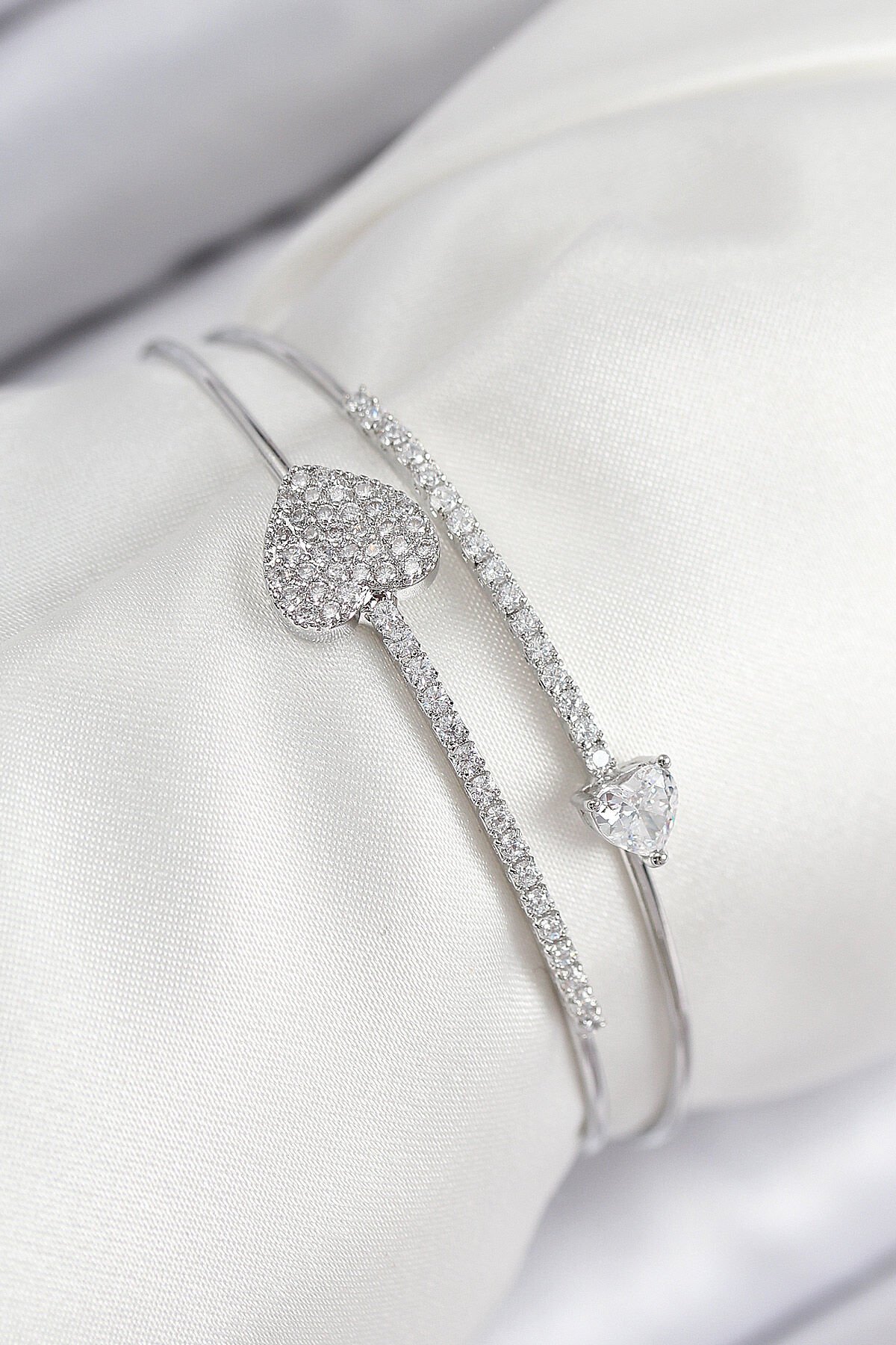 Pirinç Zirkon Taşlı Kalp Model Gümüş Renk Kadın Bileklik - TJ-BB7852