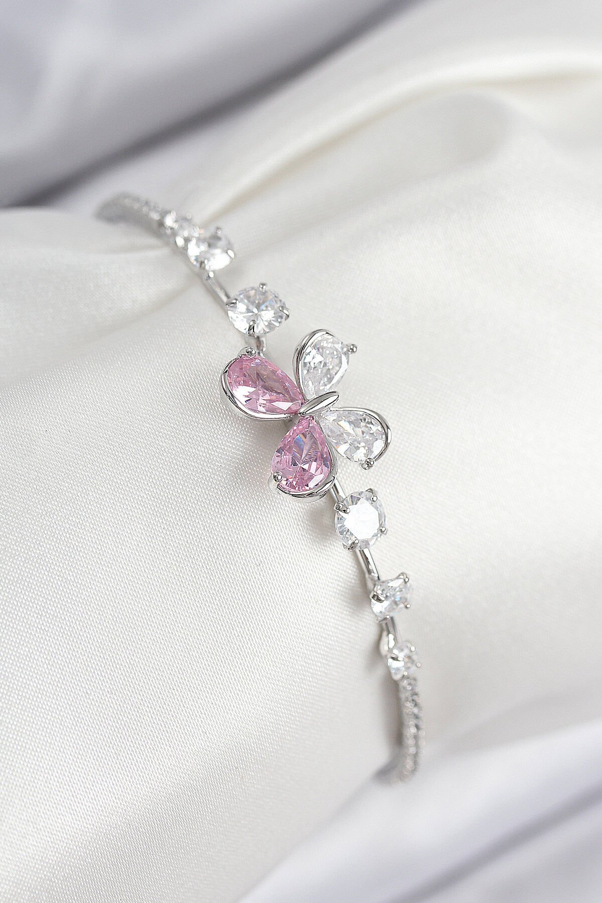 Pirinç Zirkon Taşlı Kelebek Model Gümüş Renk Kadın Bileklik - TJ-BB7854