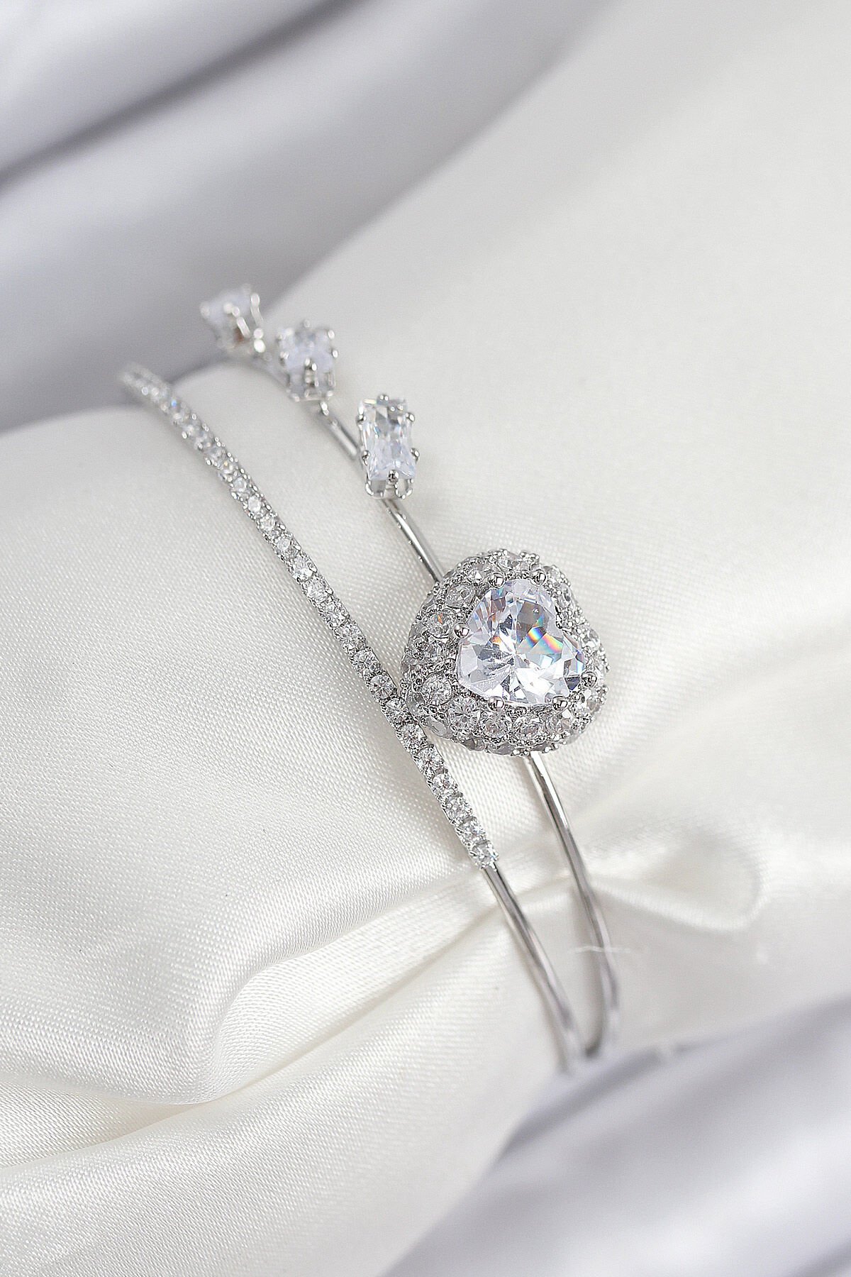 Pirinç Zirkon Taşlı Kalp Model Gümüş Renk Kadın Bileklik - TJ-BB7856