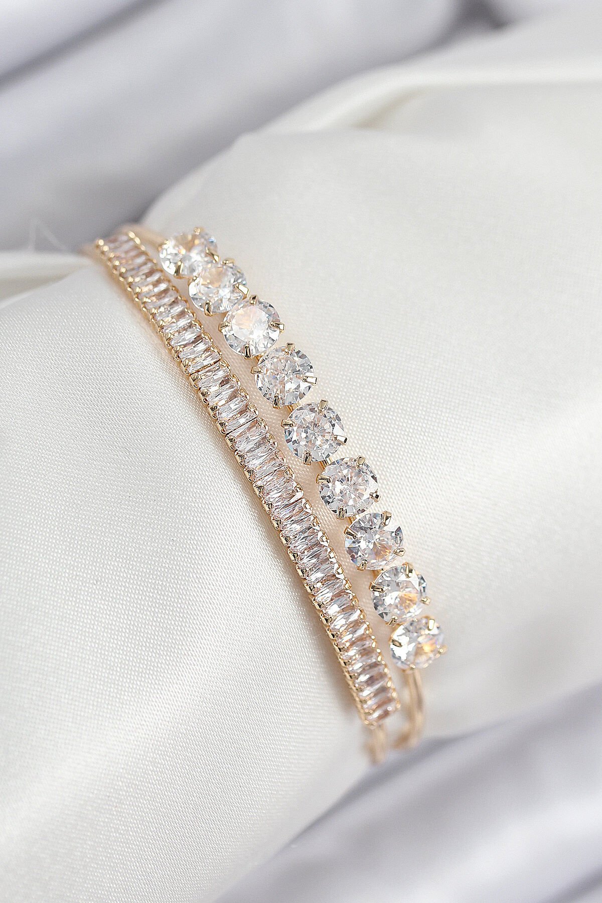 Pirinç Zirkon Taşlı Su Yolu Model Gold Renk Kadın Bileklik - TJ-BB7857