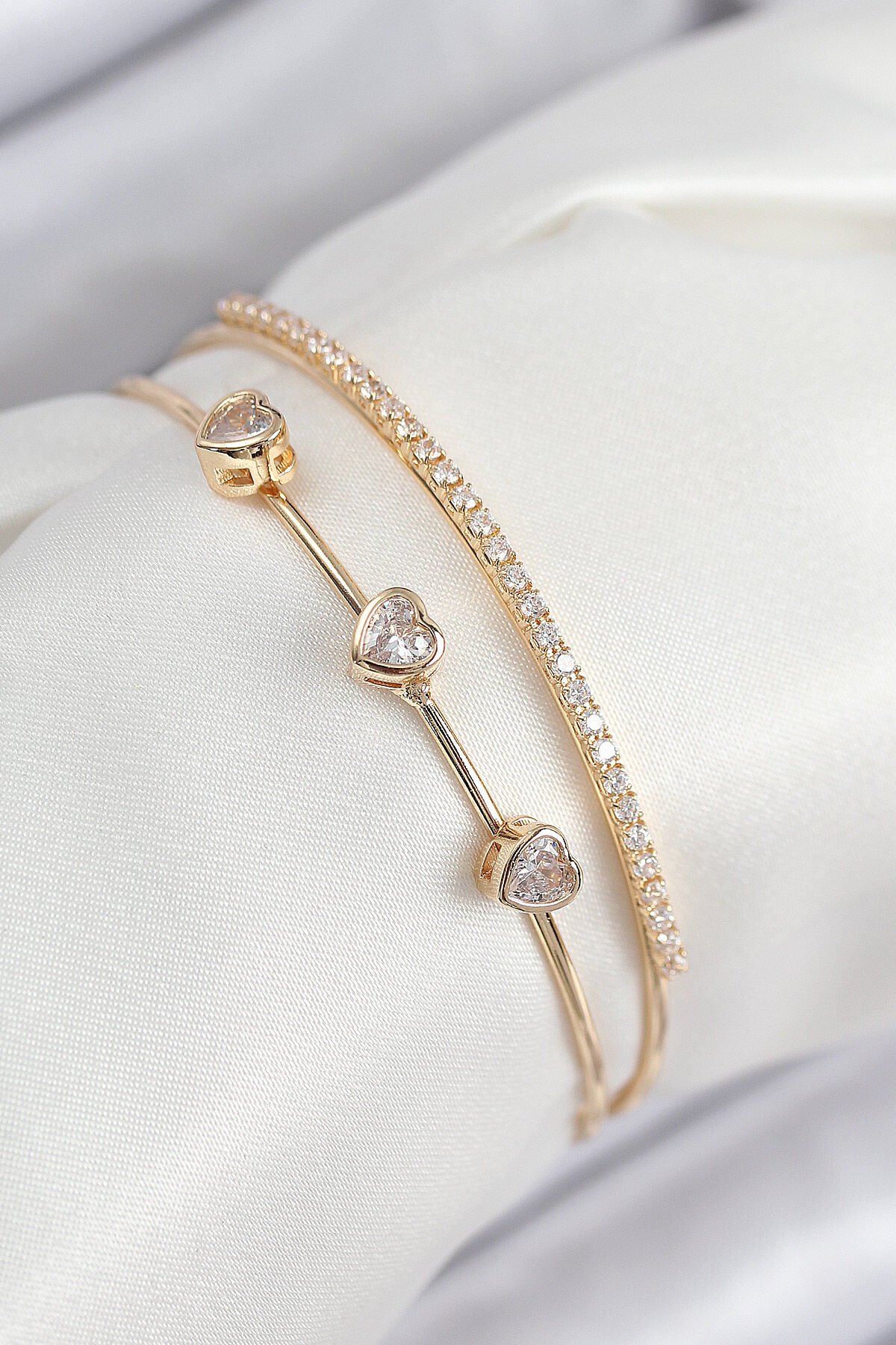 Pirinç Zirkon Taşlı Kalp Model Gold Renk Kadın Bileklik - TJ-BB7861