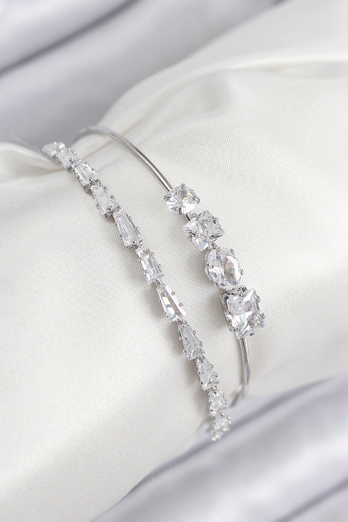 Pirinç Zirkon Taşlı Su Yolu Model Gümüş Renk Kadın Bileklik - TJ-BB7866