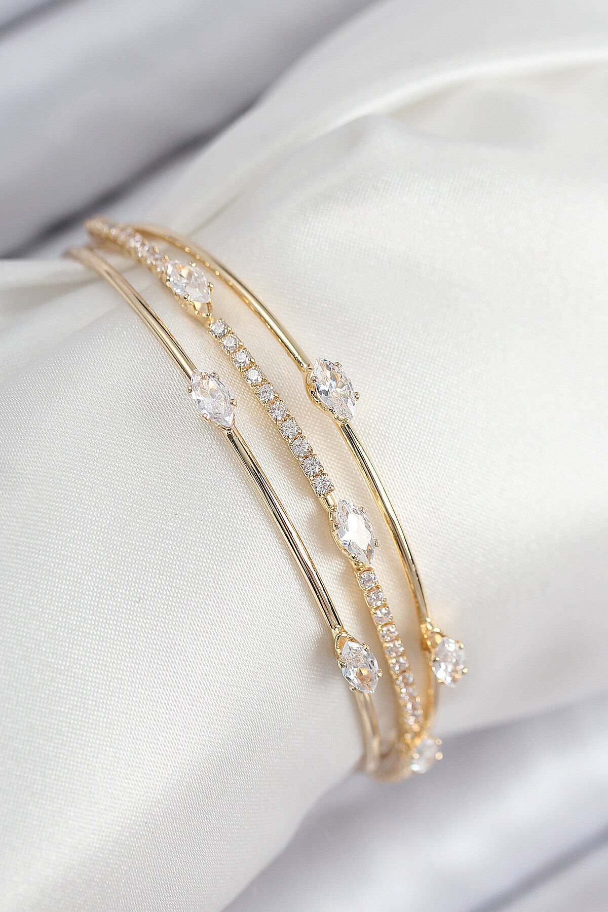 Pirinç Zirkon Taşlı Su Yolu Model Gold Renk Kadın Bileklik - TJ-BB7867