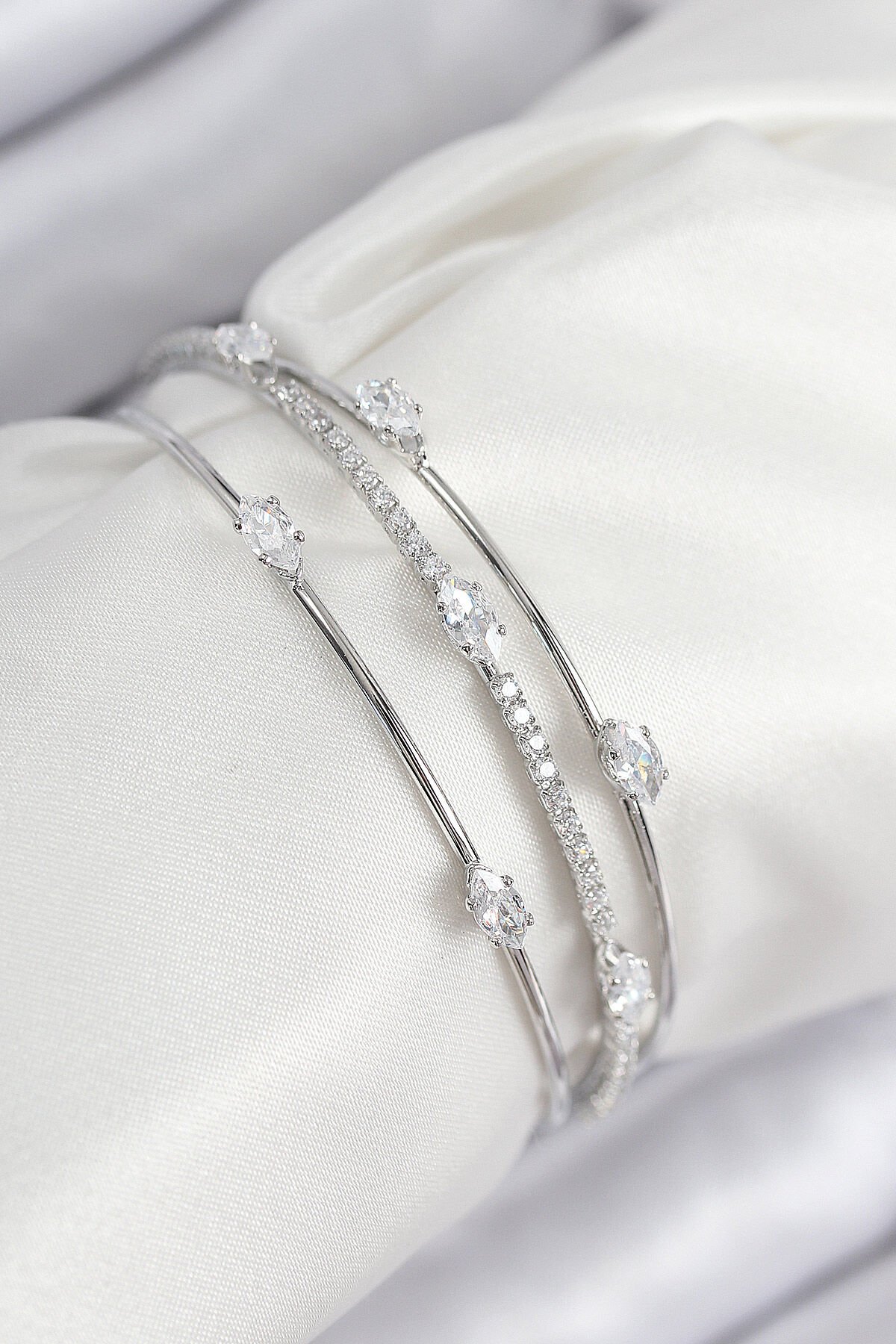 Pirinç Zirkon Taşlı Su Yolu Model Gümüş Renk Kadın Bileklik - TJ-BB7868