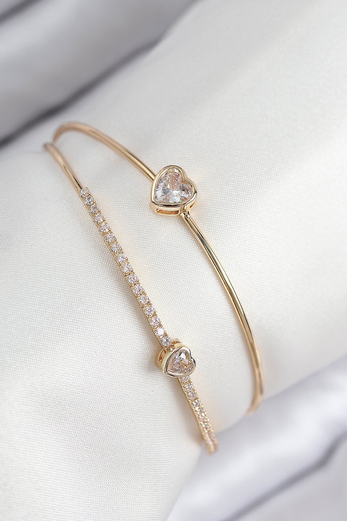 Pirinç Zirkon Taşlı Kalp Model Gold Renk Kadın Bileklik - TJ-BB7869