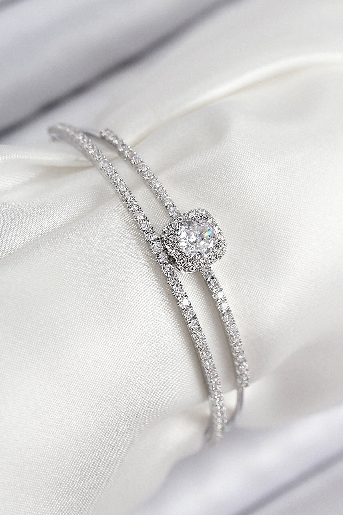 Pirinç Zirkon Taşlı Baget Model Gümüş Renk Kadın Bileklik - TJ-BB7872