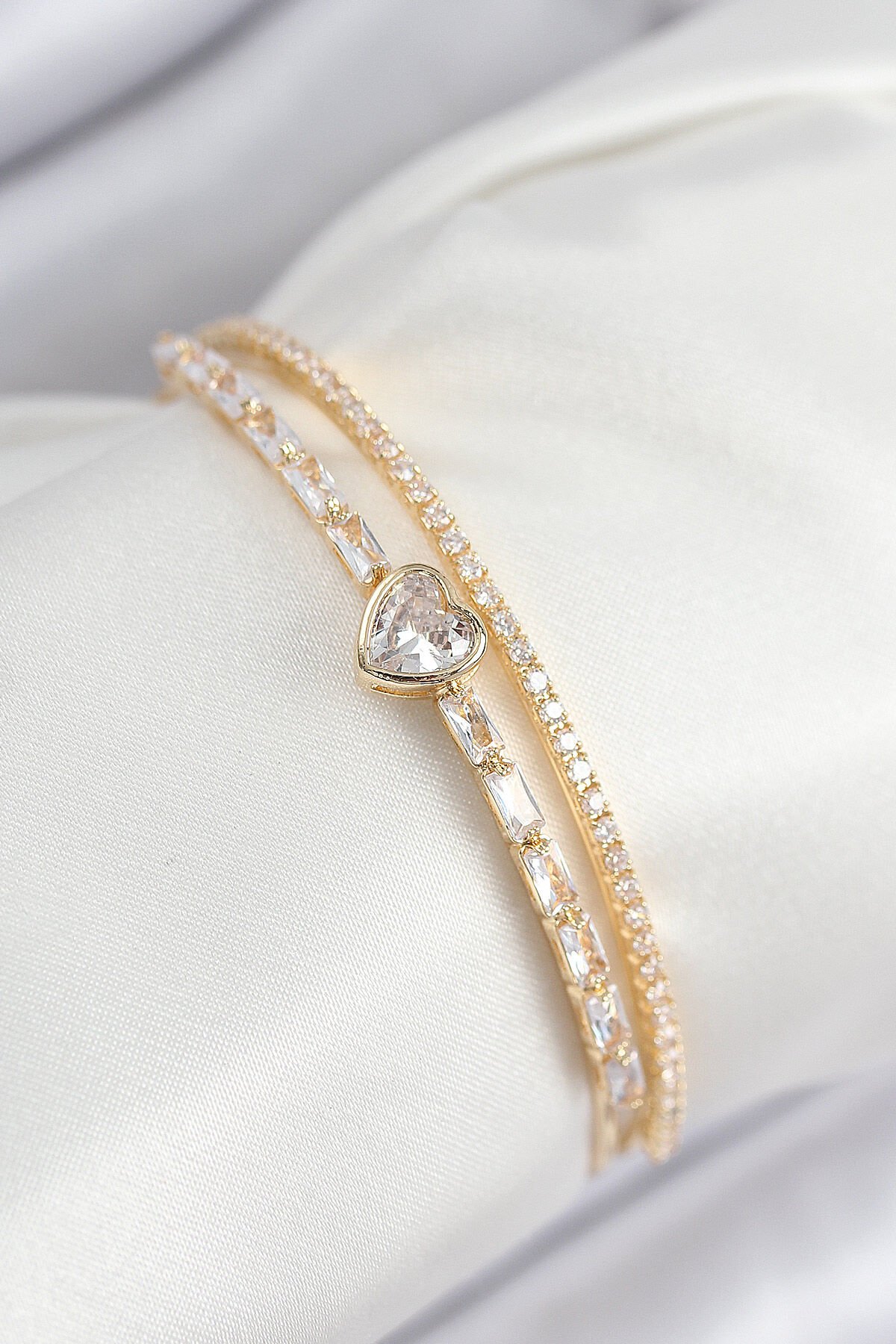 Pirinç Zirkon Taşlı Kalp Model Gold Renk Kadın Bileklik - TJ-BB7873