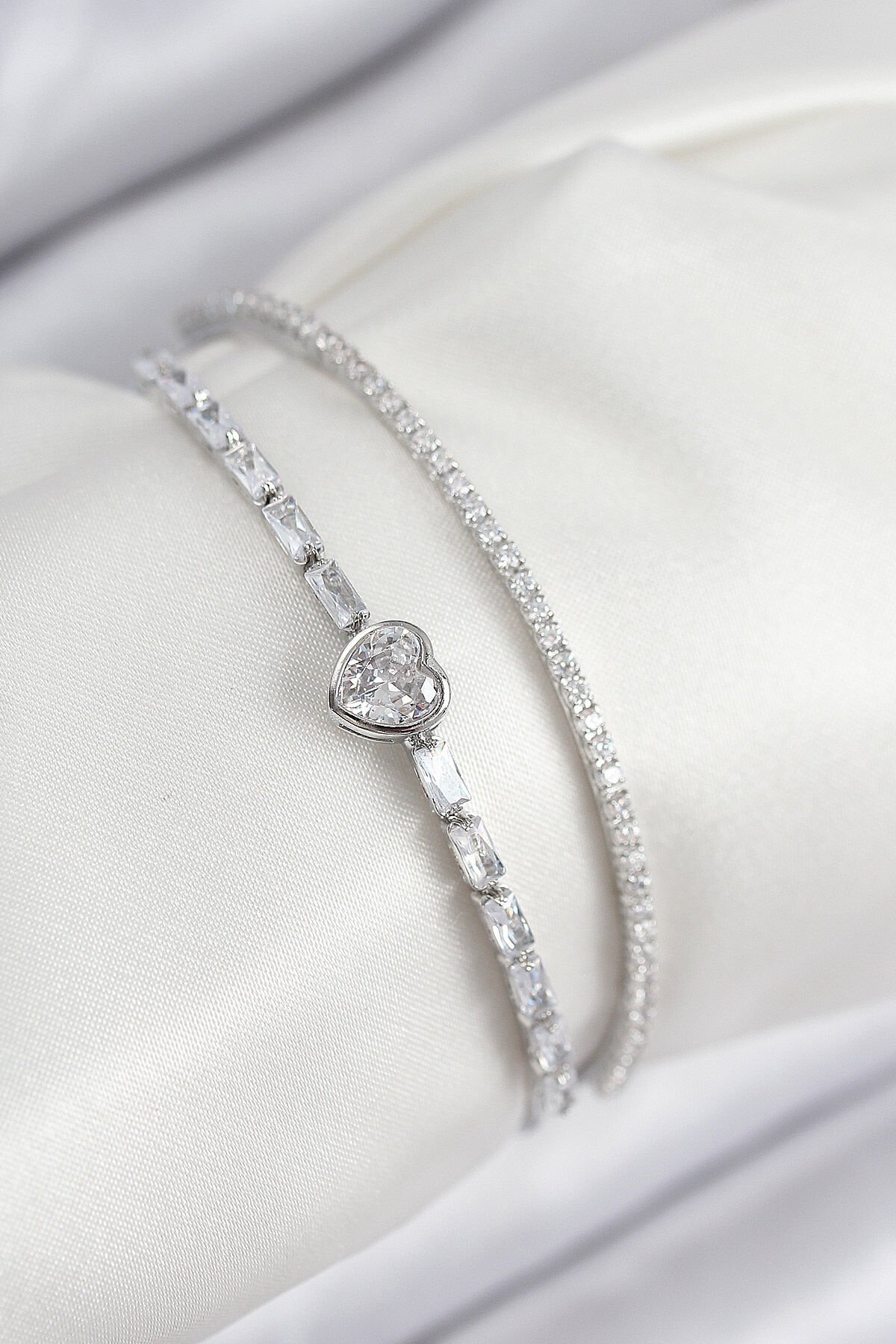 Pirinç Zirkon Taşlı Kalp Model Gümüş Renk Kadın Bileklik - TJ-BB7874