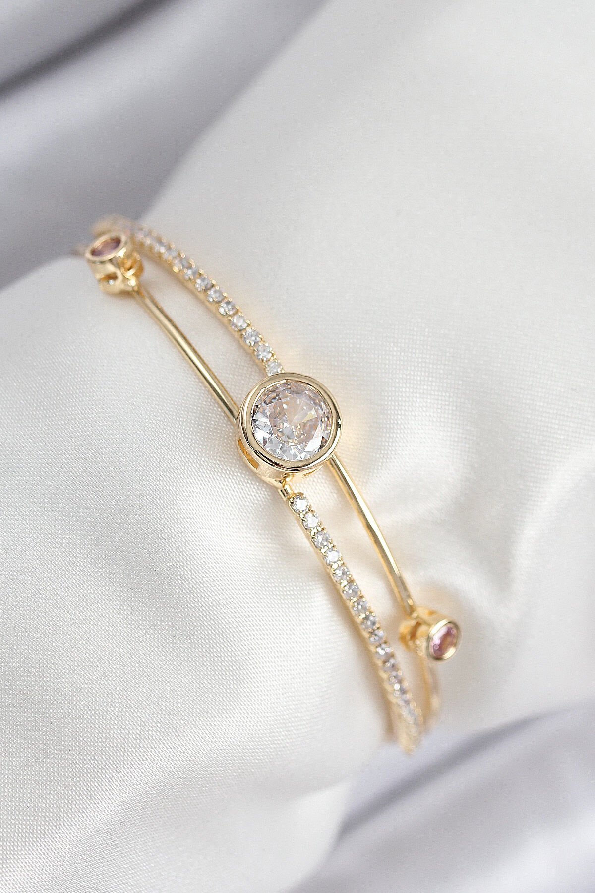 Pirinç Zirkon Taşlı Pırlanta Model Gold Renk Kadın Bileklik - TJ-BB7879