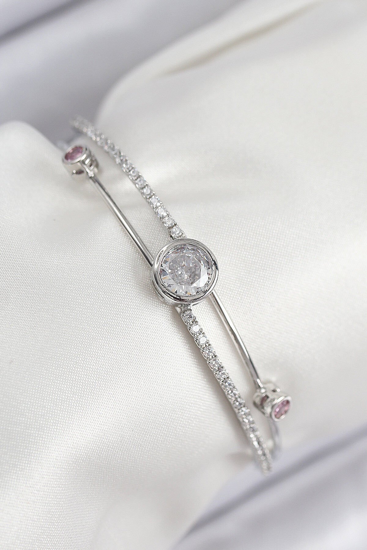 Pirinç Zirkon Taşlı Pırlanta Model Gümüş Renk Kadın Bileklik - TJ-BB7880