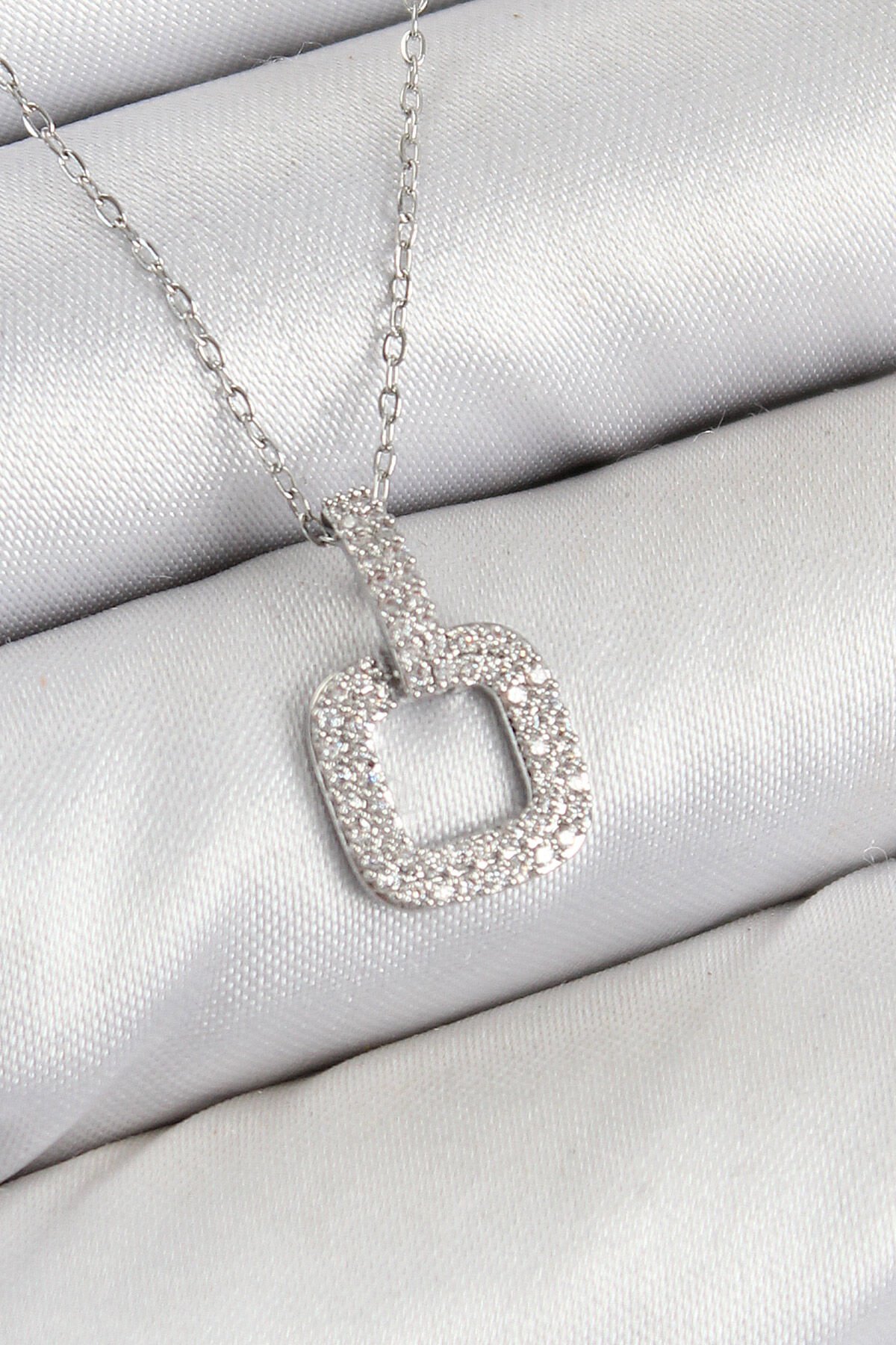 Pirinç Zirkon Taşlı Kare Model Gümüş Renk Kadın Kolye - TJ-BKO10409