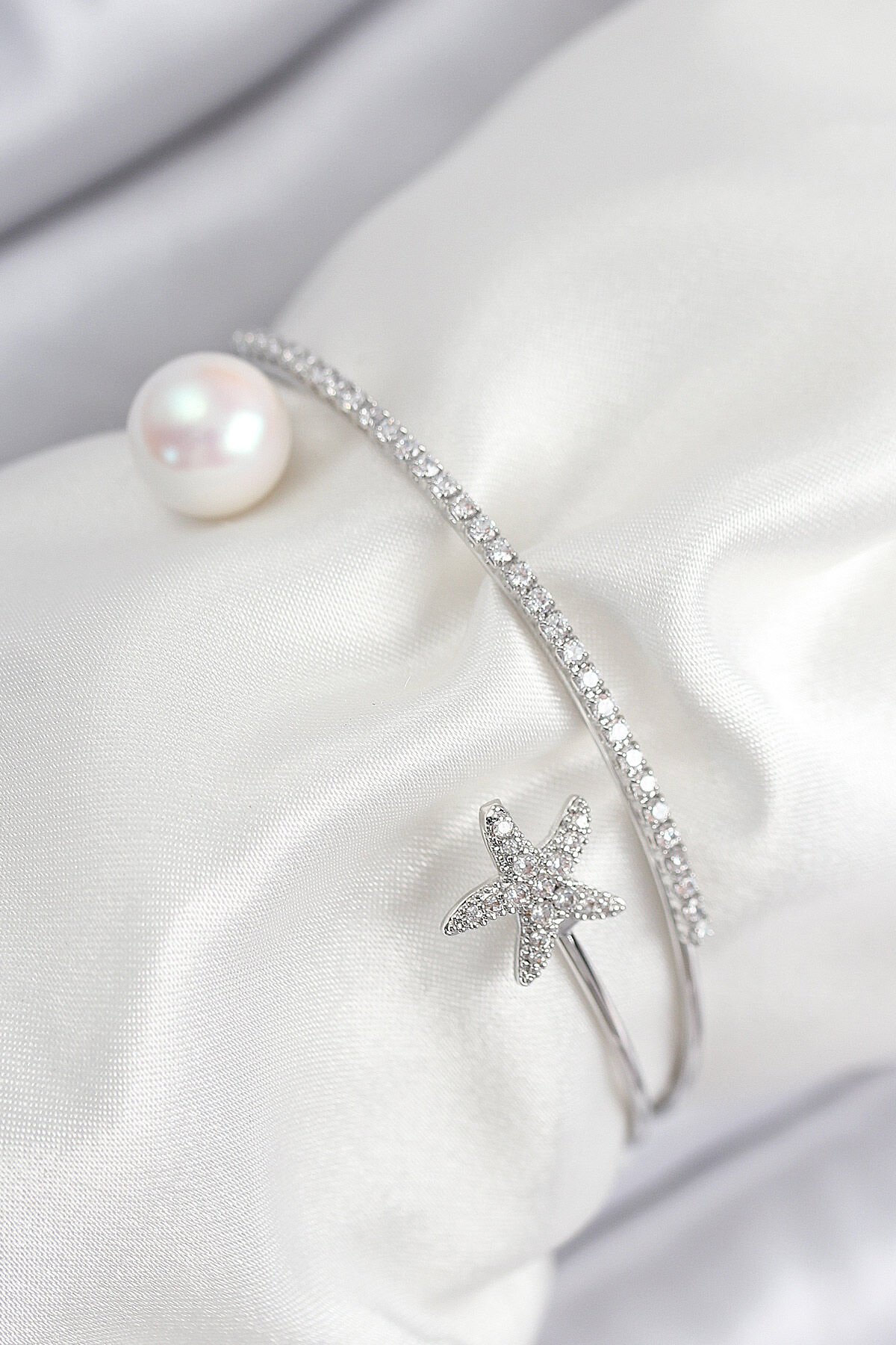 Pirinç Zirkon Taşlı Yıldız Ve İnci Model Gümüş Renk Kadın Bileklik - TJ-BB7884