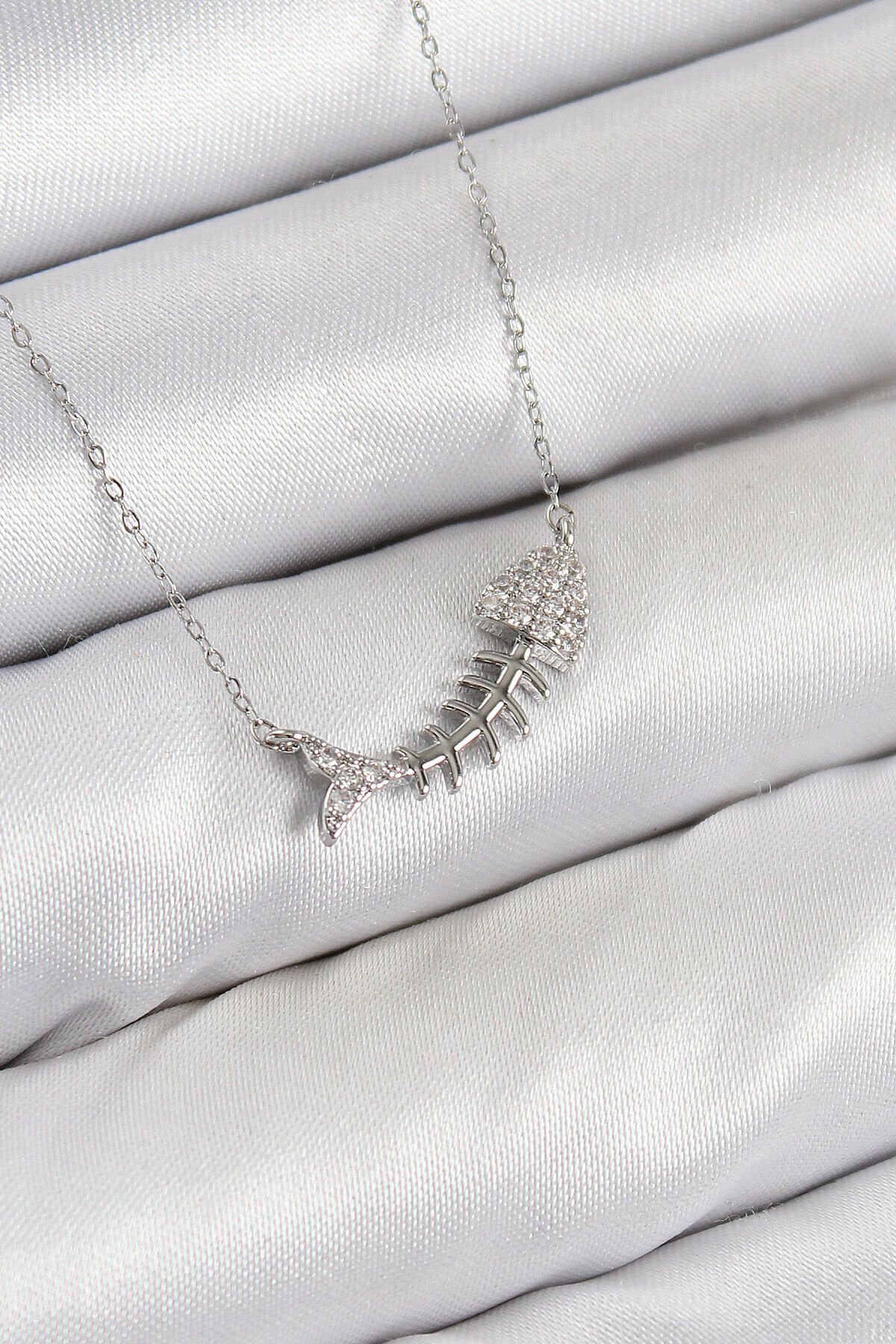 Pirinç Zirkon Taşlı Balık Kılçığı Model Gümüş Renk Kadın Kolye - TJ-BKO10413