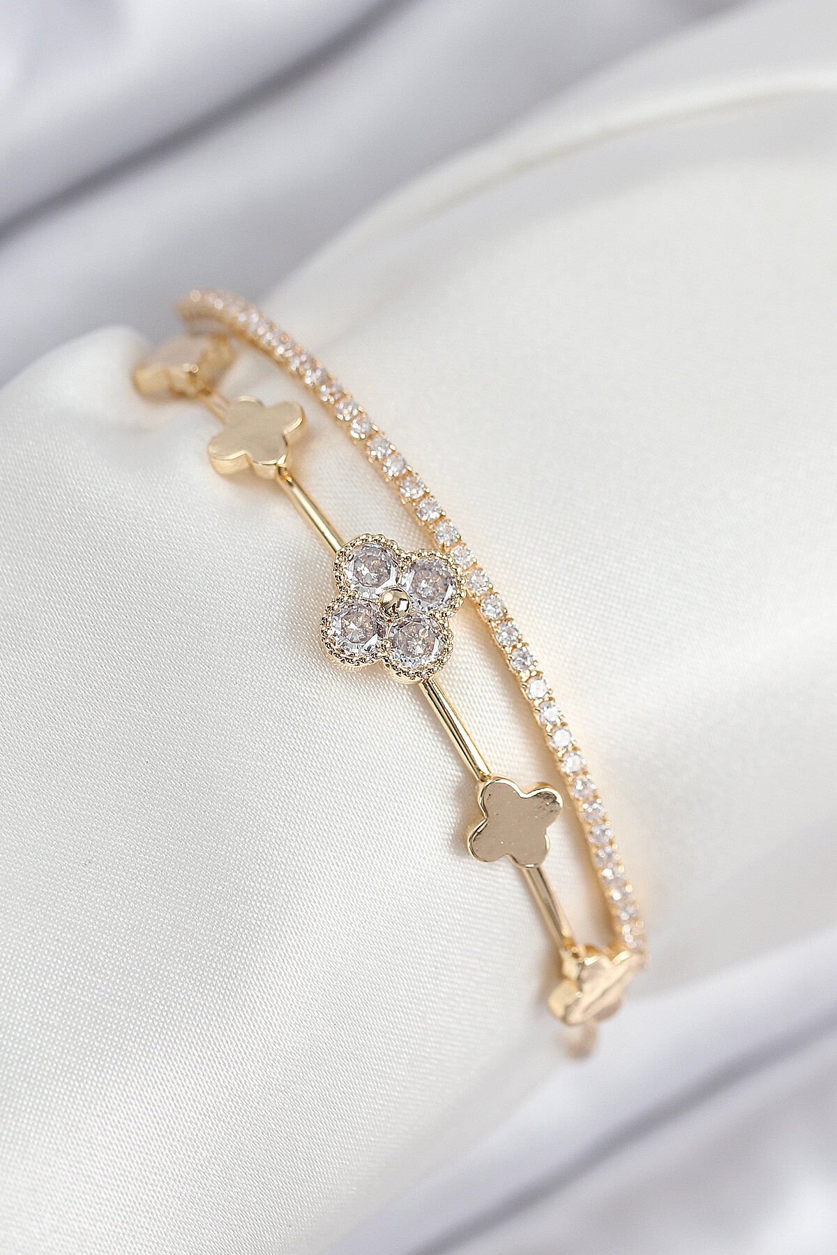 Pirinç Zirkon Taşlı Yonca Model Gold Renk Kadın Bileklik - TJ-BB7885