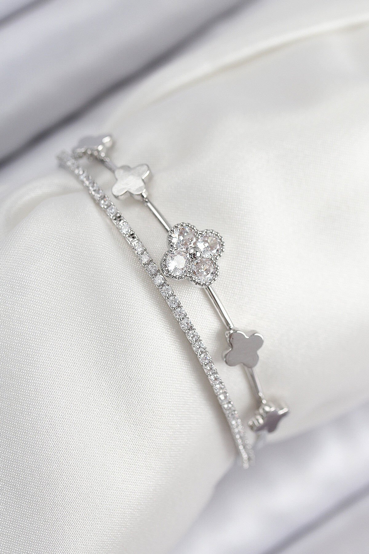 Pirinç Zirkon Taşlı Yonca Model Gümüş Renk Kadın Bileklik - TJ-BB7886