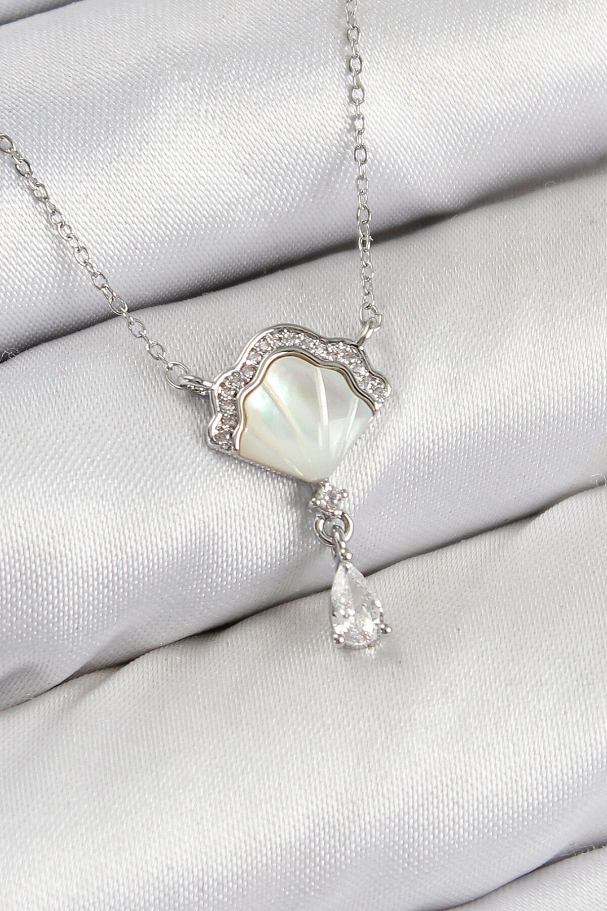 Pirinç Zirkon Taşlı İstiridye Model Gümüş Renk Kadın Kolye - TJ-BKO10417