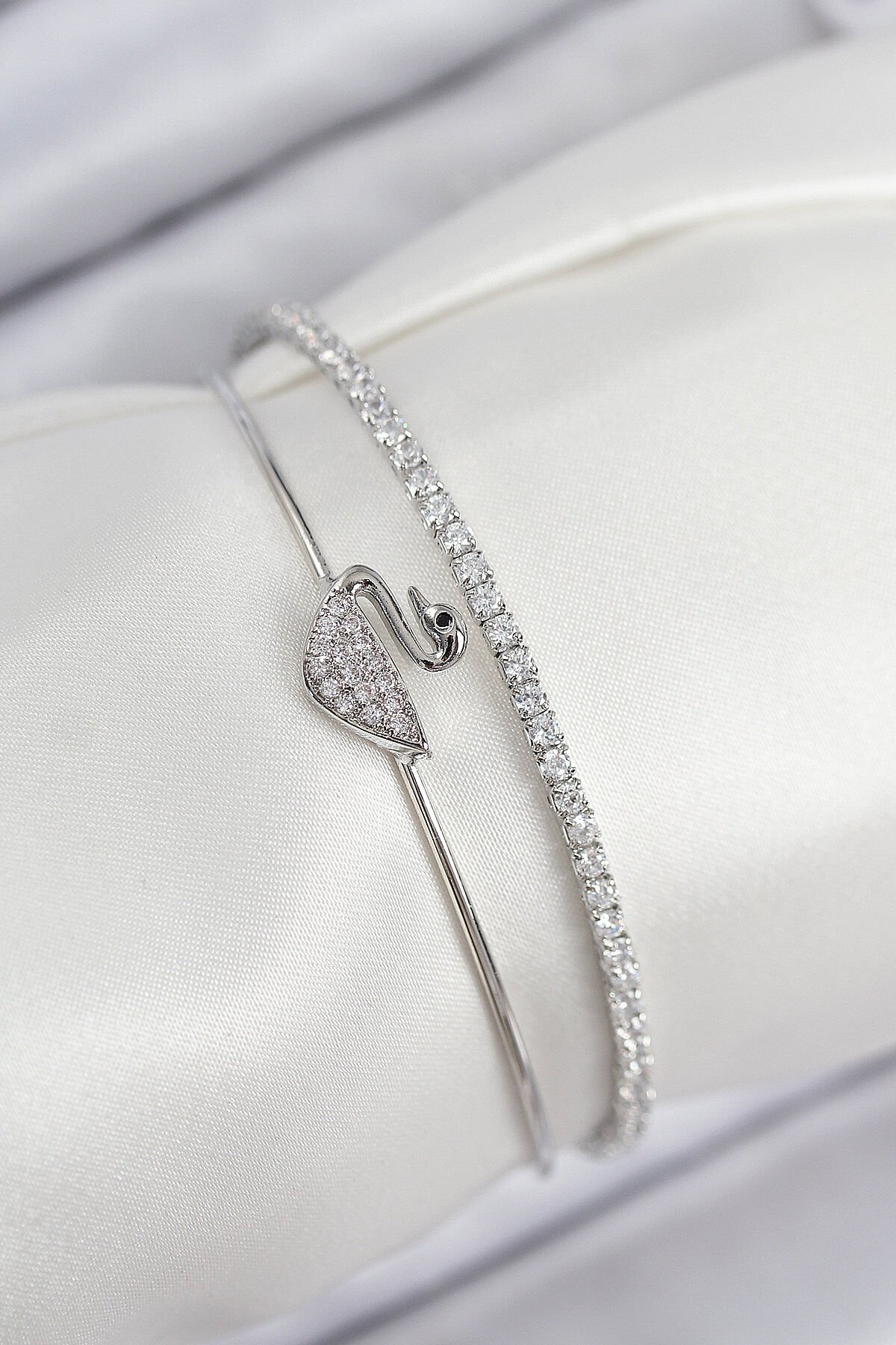 Pirinç Zirkon Taşlı Kuğu Model Gümüş Renk Kadın Bileklik - TJ-BB7890