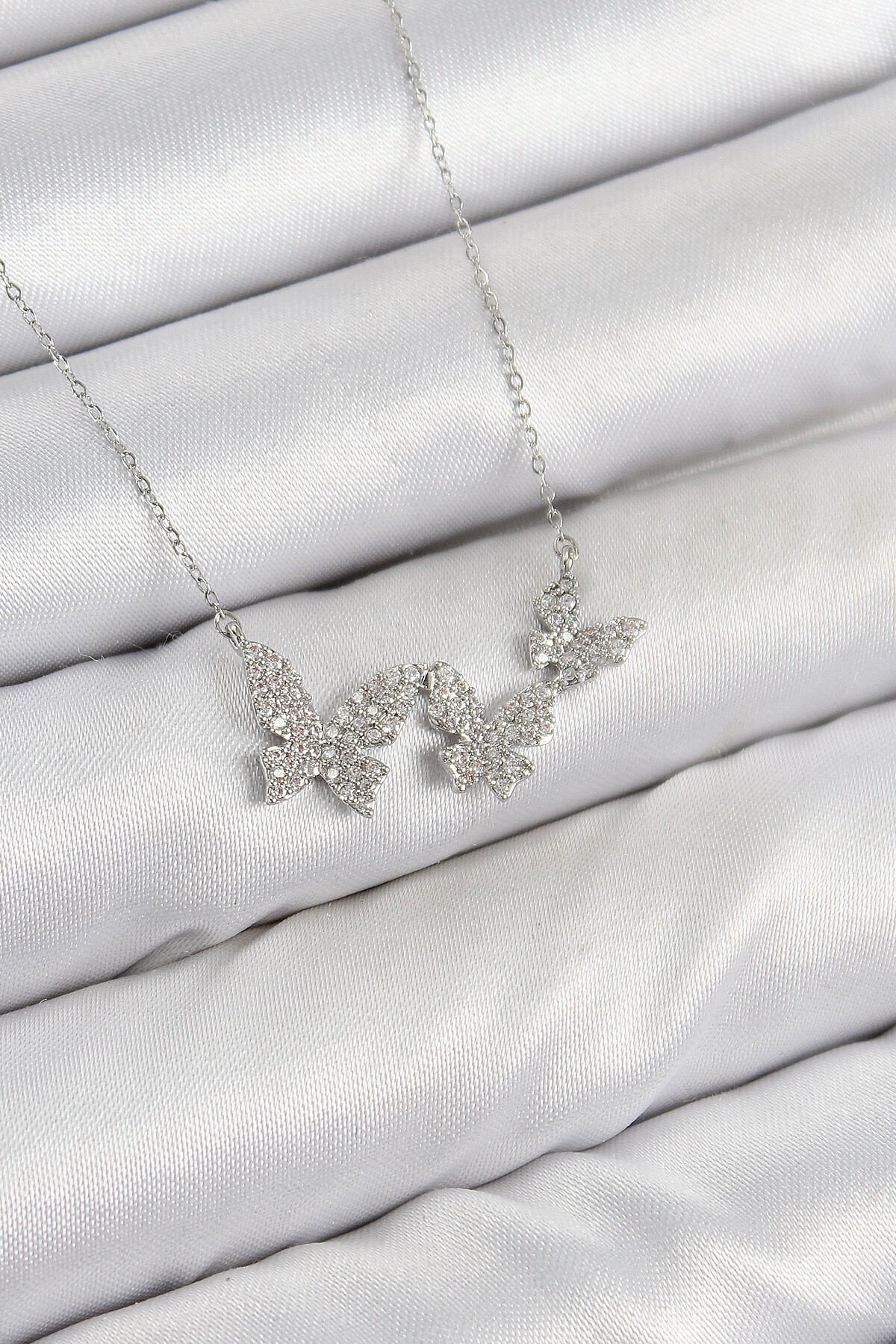 Pirinç Zirkon Taşlı Kelebek Model Gümüş Renk Kadın Kolye - TJ-BKO10425
