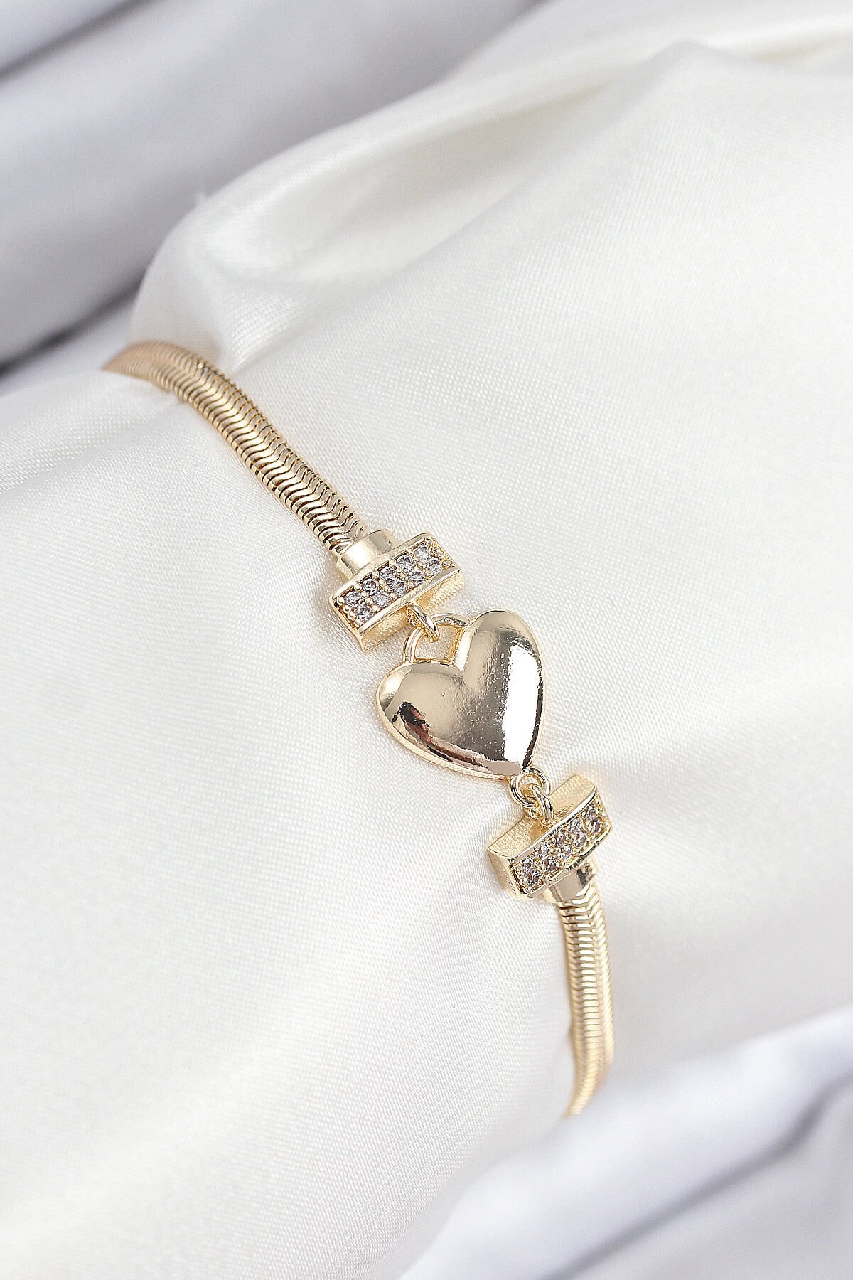 Pirinç Zirkon Taşlı Kalp Model Gold Renk Kadın Bileklik - TJ-BB7901