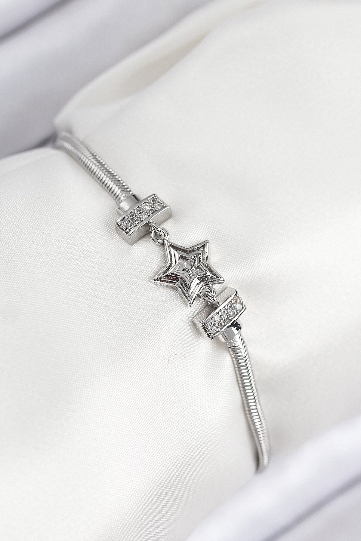 Pirinç Zirkon Taşlı Yıldız Model Gümüş Renk Kadın Bileklik - TJ-BB7902