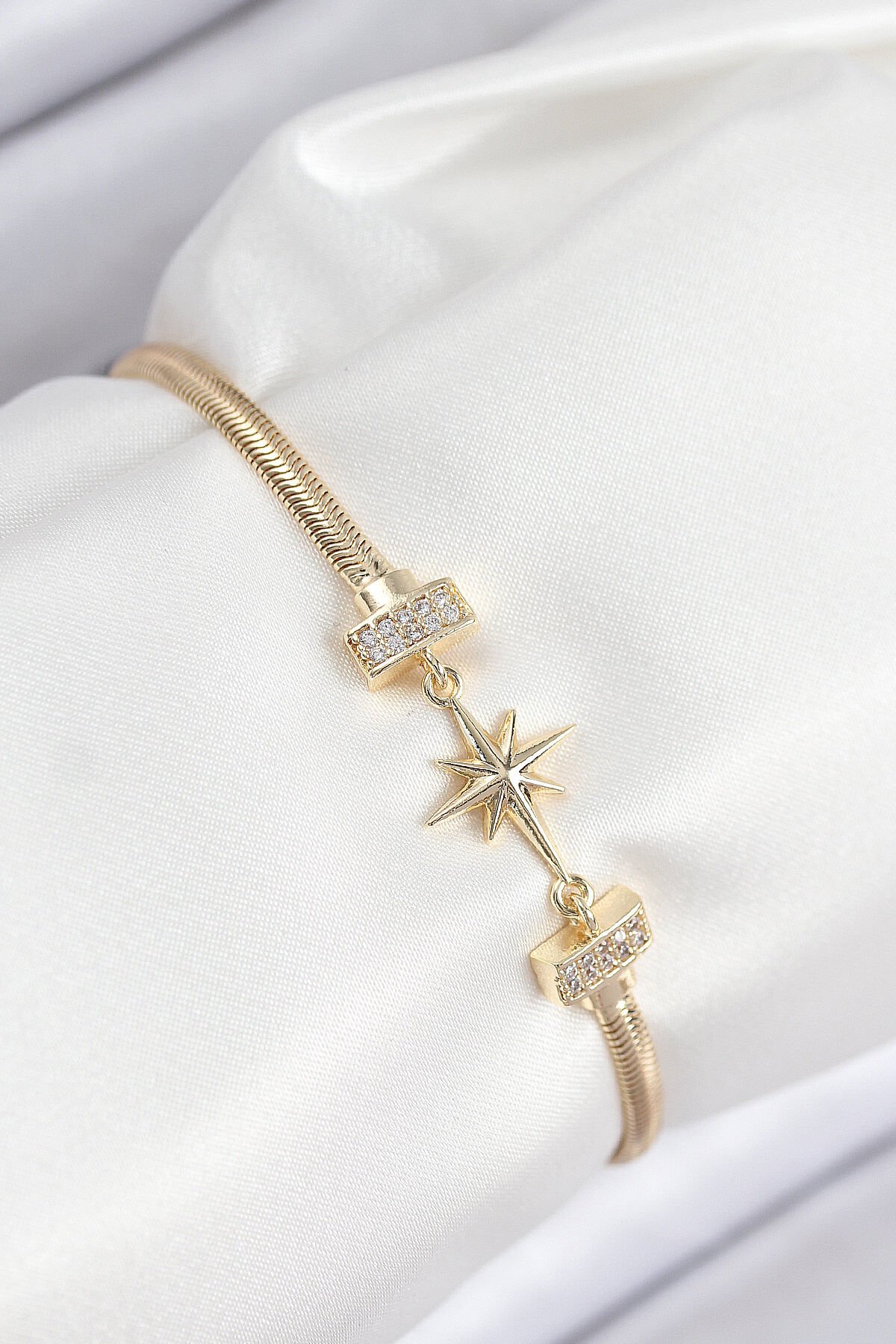 Pirinç Zirkon Taşlı Kutup Yıldızı Model Gold Renk Kadın Bileklik - TJ-BB7905