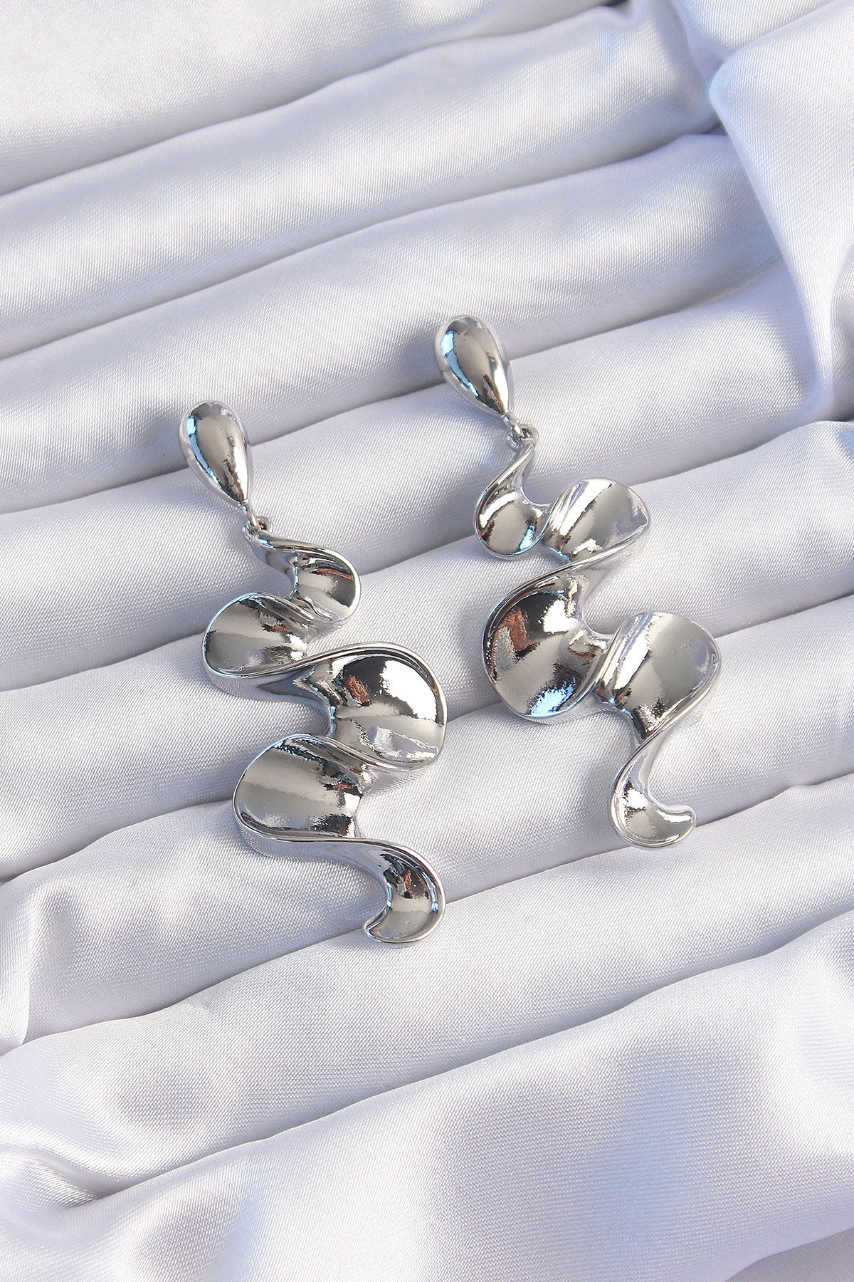 Pirinç Gümüş Renk Kıvrımlı Sallantılı Küpe - TJ-BKP9238