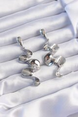 Pirinç Gümüş Renk Kıvrımlı Sallantılı Küpe - TJ-BKP9238