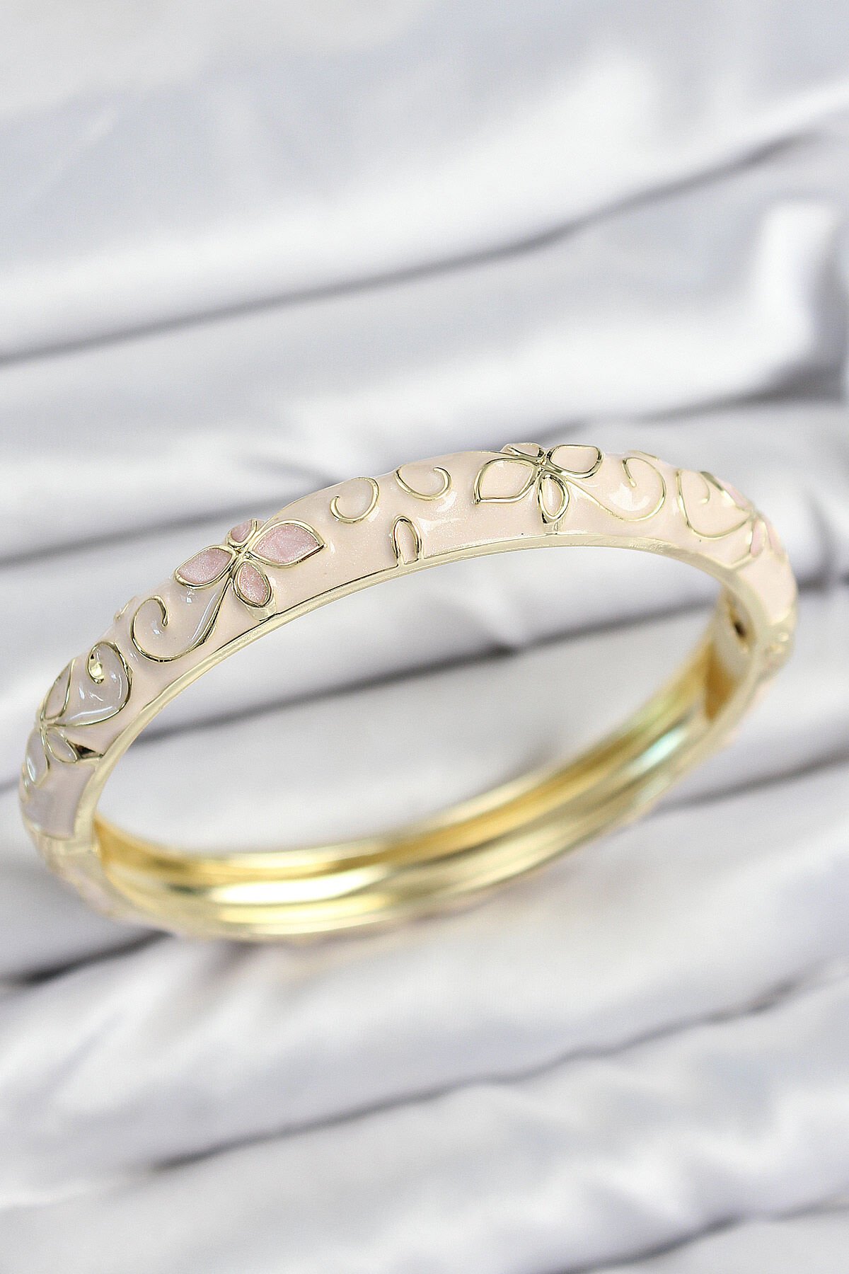 Mineli Pirinç Krem Çiçek Motifli Gold Kadın Kelepçe - TJ-BB7633