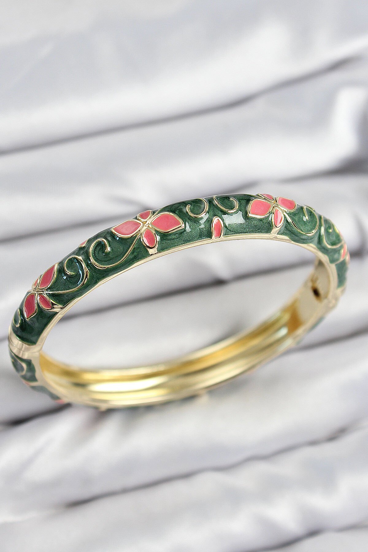 Mineli Pirinç Yeşil Çiçek Motifli Gold Kadın Kelepçe - TJ-BB7634