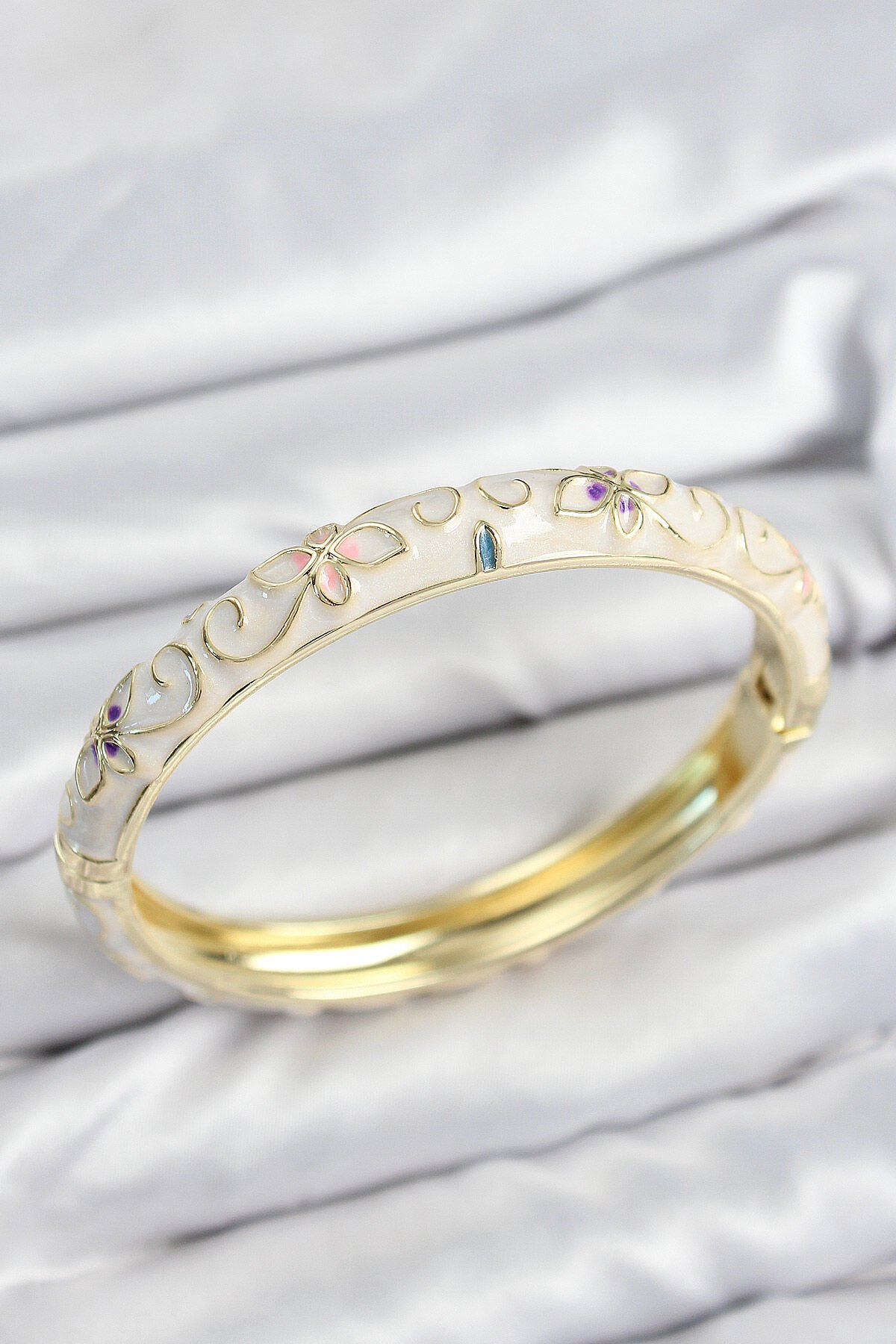 Mineli Pirinç Krem Çiçek Motifli Gold Kadın Kelepçe - TJ-BB7636