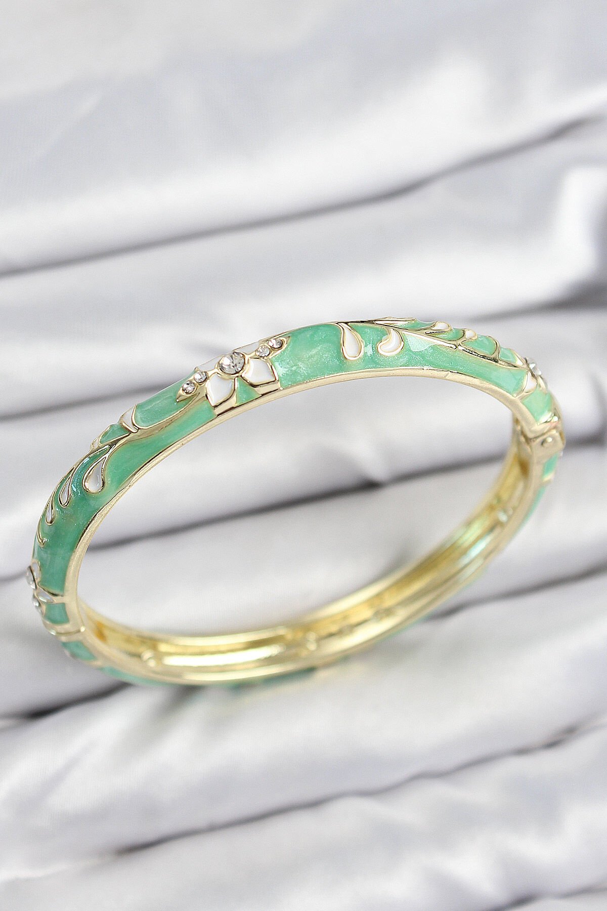 Mineli Pirinç Zirkon Taşlı Yeşil Çiçek Motifli Gold Kadın Kelepçe - TJ-BB7637