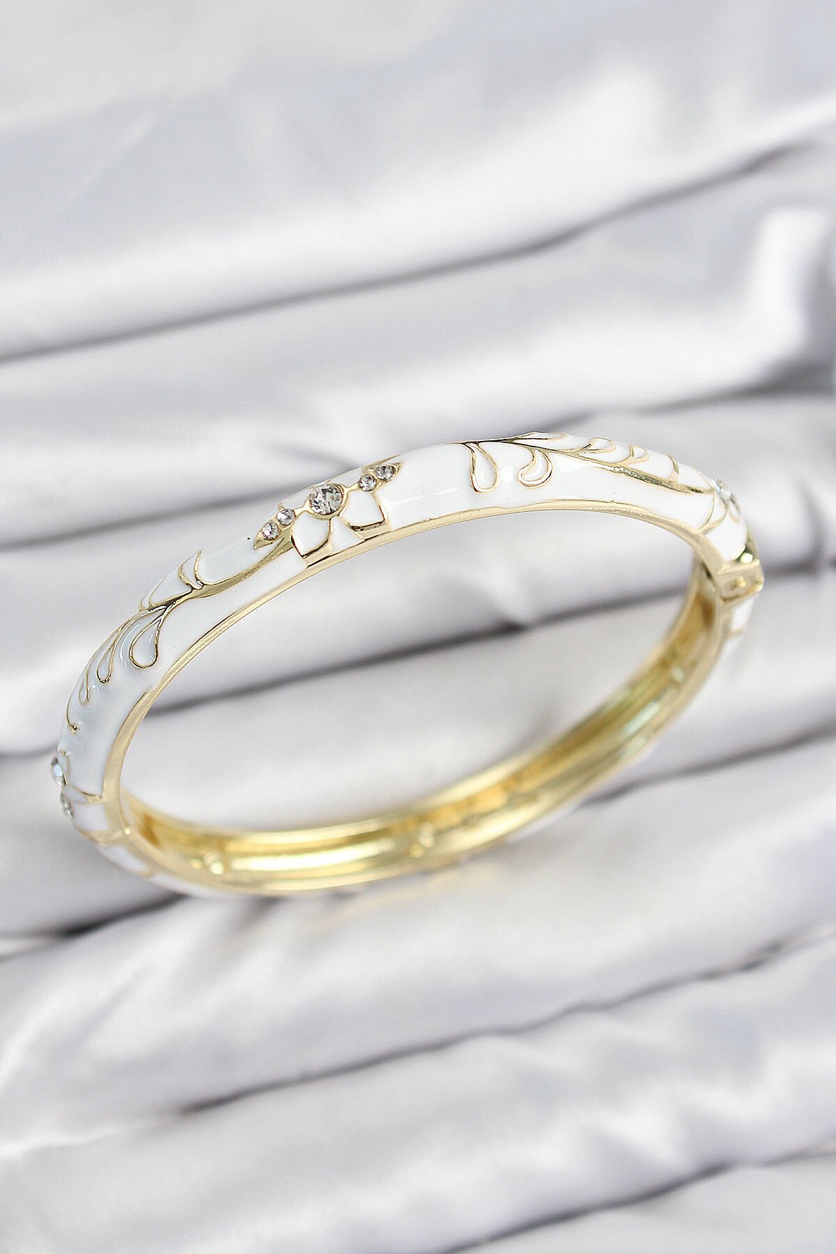 Mineli Pirinç Zirkon Taşlı Beyaz Çiçek Motifli Gold Kadın Kelepçe - TJ-BB7641