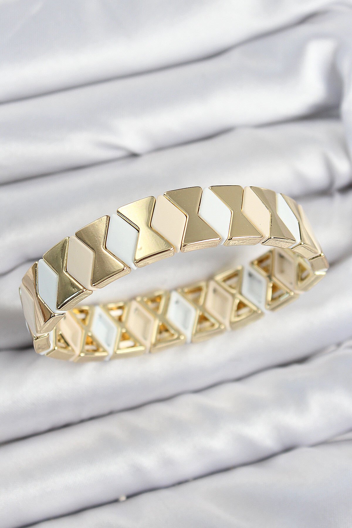 Pirinç Baklava Desenli Krem Beyaz Gold Renk Lastikli Kadın Bileklik - TJ-BB7645