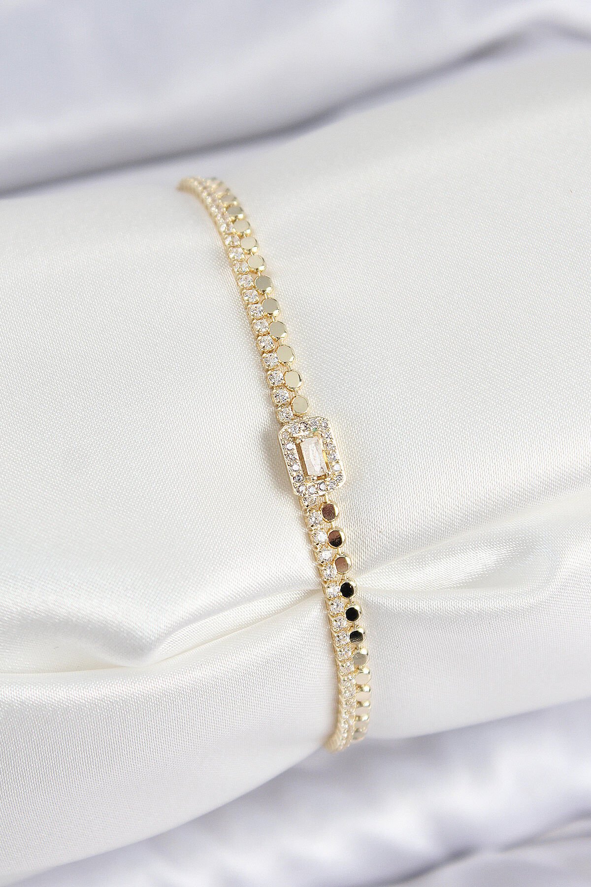 Pirinç Zirkon Taşlı Ezme Zincirli Baget Model Gold Renk Kadın Bilekilk - TJ-BB7653