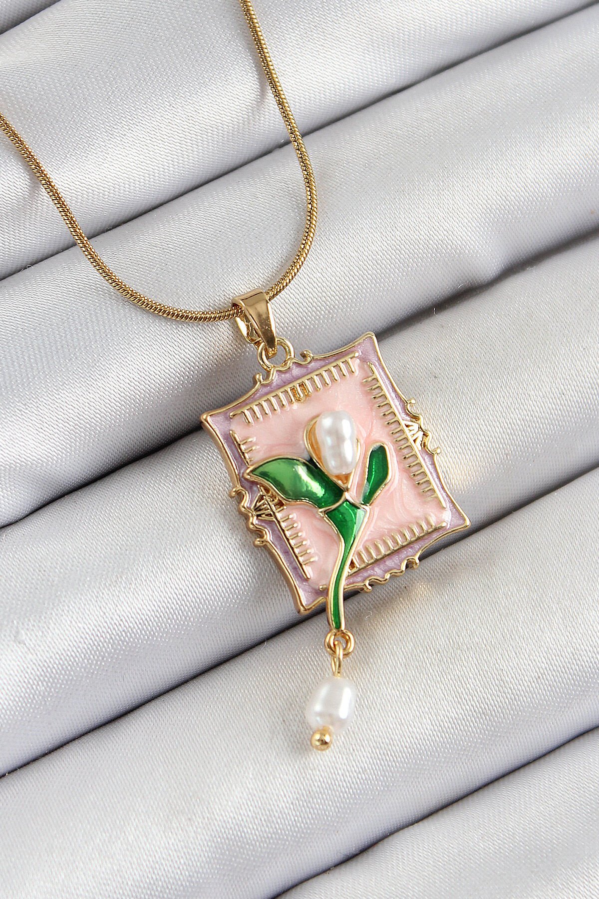 316L Çelik Zincir Pembe Sanatsal Portre Sallantılı İnci Detaylı Lale Model Gold Renk Kadın Kolye - TJ-BKO10279