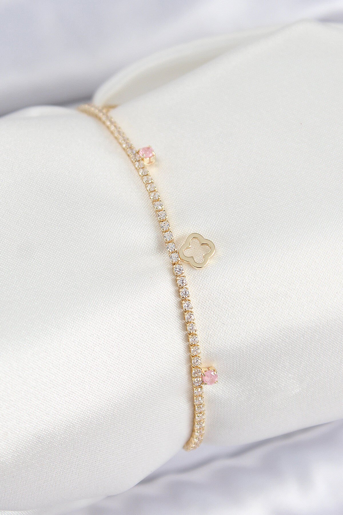 Pirinç Zirkon Taşlı Yonca Model Gold Renk Kadın Bilekilk - TJ-BB7656